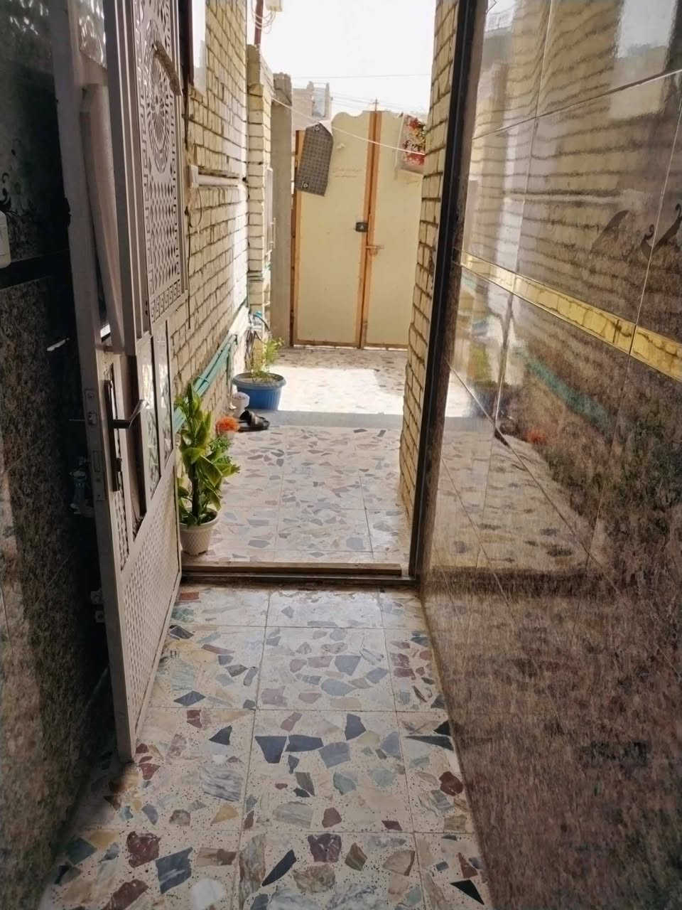 السلام عليكم بيت للبيع 100متر بسبع قصور قرب السيطره للاستفسار الاتصال على الرقم ***********
