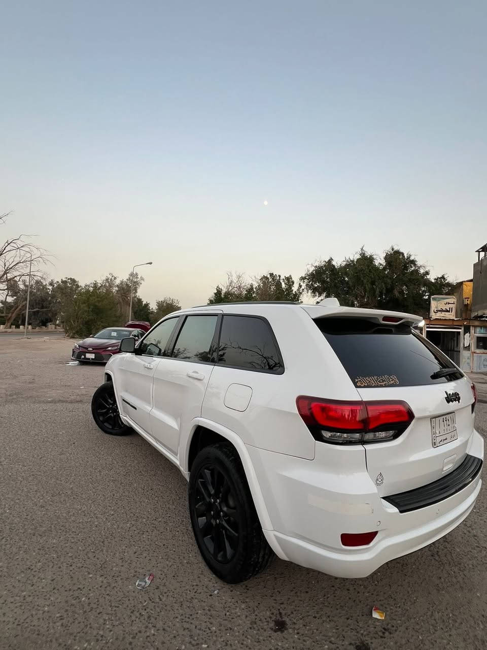 اسلام عليكم
جيب شيروكي بلاك توب 2017
نص فول موصفات
1 صندوك كهربائي 
2نضام سبورت وتراك هوك
3اليت زنون 4 ردار خلفي وبعد هواي موصفات
الضربه جاملغ وبنيد 
السياره معوقين صارت حره 
السعر 190 وبيه مجال
***********
