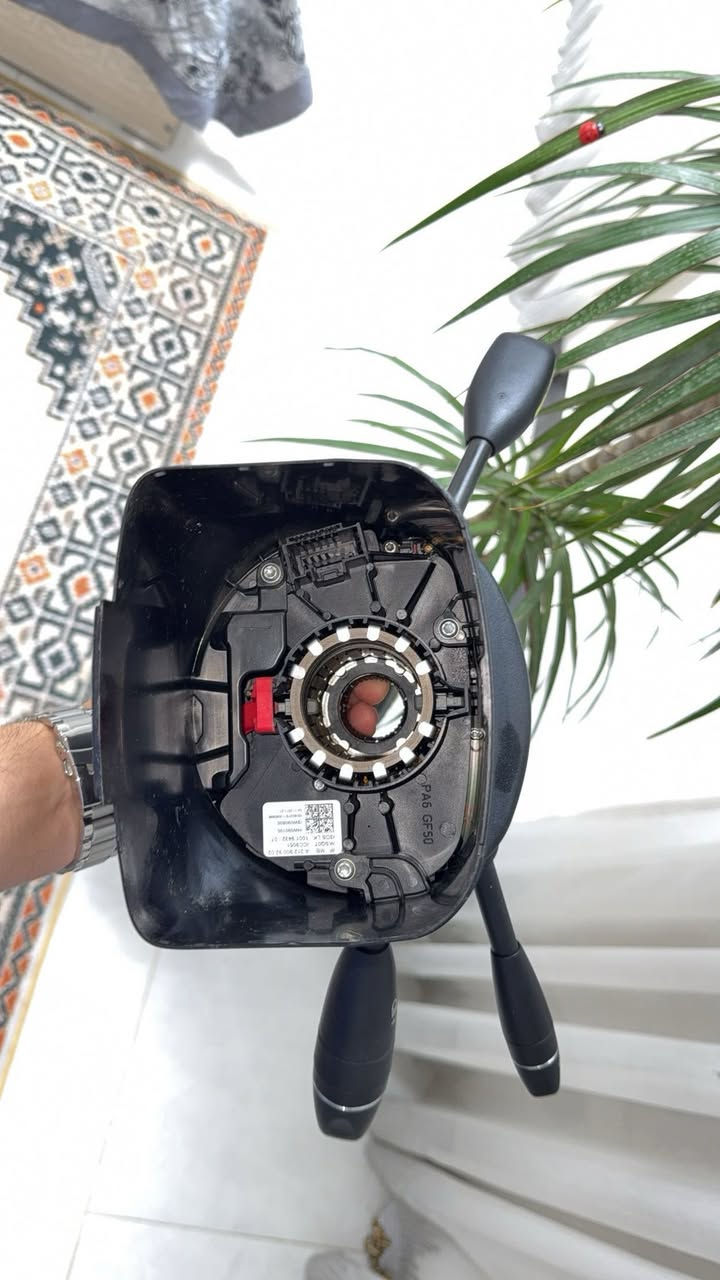 عصا استيرن مرسيدس (مجموعة مفاتيح) أصلية وكالة - نظافة 100%
تفاصيل القطعة:
• النوع: عتلة قيادة كاملة (Steering Column Switch Cluster).
• الأصل: أصلية وكالة (Mercedes-Benz Original).
• رقم القطعة (Part Number): A 212 900 92 02.
• الموديلات المتوافقة: ترهم للمرسيدس E-Class و CLS (موديلات 2012 إلى 2016) وبعض الفئات الأخرى.
• المواصفات: تحتوي على عتلة القير (Direct Select)، عتلة الإشارات والماسحات، عتلة مثبت السرعة (Cruise Control)، وعتلة تحكم كهربائي بوضعية المقود.
• الحالة: تفصيخ نظيف جداً، الجوينة (Clock Spring) سليمة ومفحوصة، بدون أي كسر أو عطل كهربائي.
للتواصل [***********]
