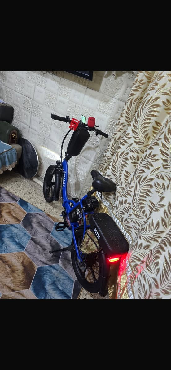 .(TQM DESIGN IN USA تصميم أمريكي) MINAL :الماركة
نوع الدراجة: دراجة جبلية كهربائية قابلة للطي (Folding E-Bike)
لسهولة التخزين والنقل.
البطارية: بطارية ليثيوم قوية من نوع aldoha بجهد 48 فولت (15)
امبير
الإطارات: إطارات عريضة (Fat Tires) من نوع CST BFT بمقاس مثالية لجميع أنواع الطرق (رمل، حصى, أسفلت (0.
ناقل الحركة: نظام سرعات شيمانو (Shimano) يضمن سلاسة التنقل بين التروس.
الشاشة: شاشة LCD رقمية متطورة لعرض السرعة، مستوى شحن البطارية، والمسافة المقطوعة.
الإضافات والمميزات
ا إضاءة LED أمامية قوية للقيادة الليلية الآمنة
v مساعدات أمامية (Front Suspension) لامتصاص الصدمات
وتوفير راحة قصوى.
حقيبة خلفية وحقيبة أمامية إضافية لتخزين أغراضك الشخصية
والشاحن.
مقعد مريح قابل للتعديل مع حقيبة خلفية مدمجة.
اا انم فرامل ديسك (Dis Bks) جا لاسجابة ب السعر ٦٥٠
***********

