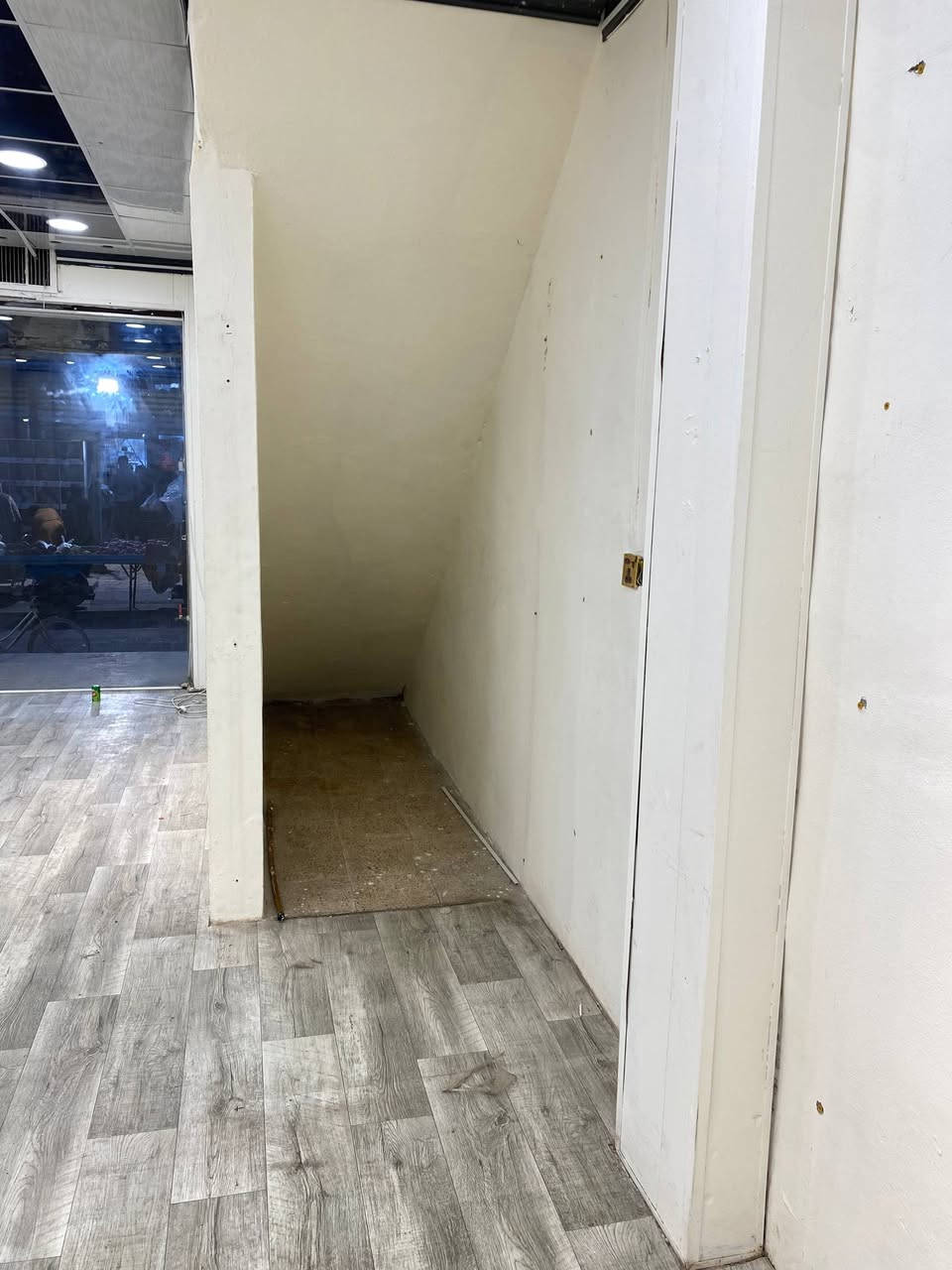 محل للإيجار وسط سوق سومر مقابل مول أبو حسين العفري، موقع حيوي ومميز. المحل يتكون من بانقتين بواجهة 5 ونص متر وعمق 10 متر، المساحة تقريباً 60 متر. يحتوي على مخزن صغير جوه الدرج، عدد جامخانة اثنين، باب دفتري عدد اثنين، ومبردات عدد اثنين. الأرضية جديدة مع سقوف ثانوية، متوفر خط وطني وخط مولدة. المحل جاهز من كل النواحي، بس تجيب بضاعتك وتشتغل مباشرة.

التواصل عن طريق الاتصال فقط:

***********

***********
