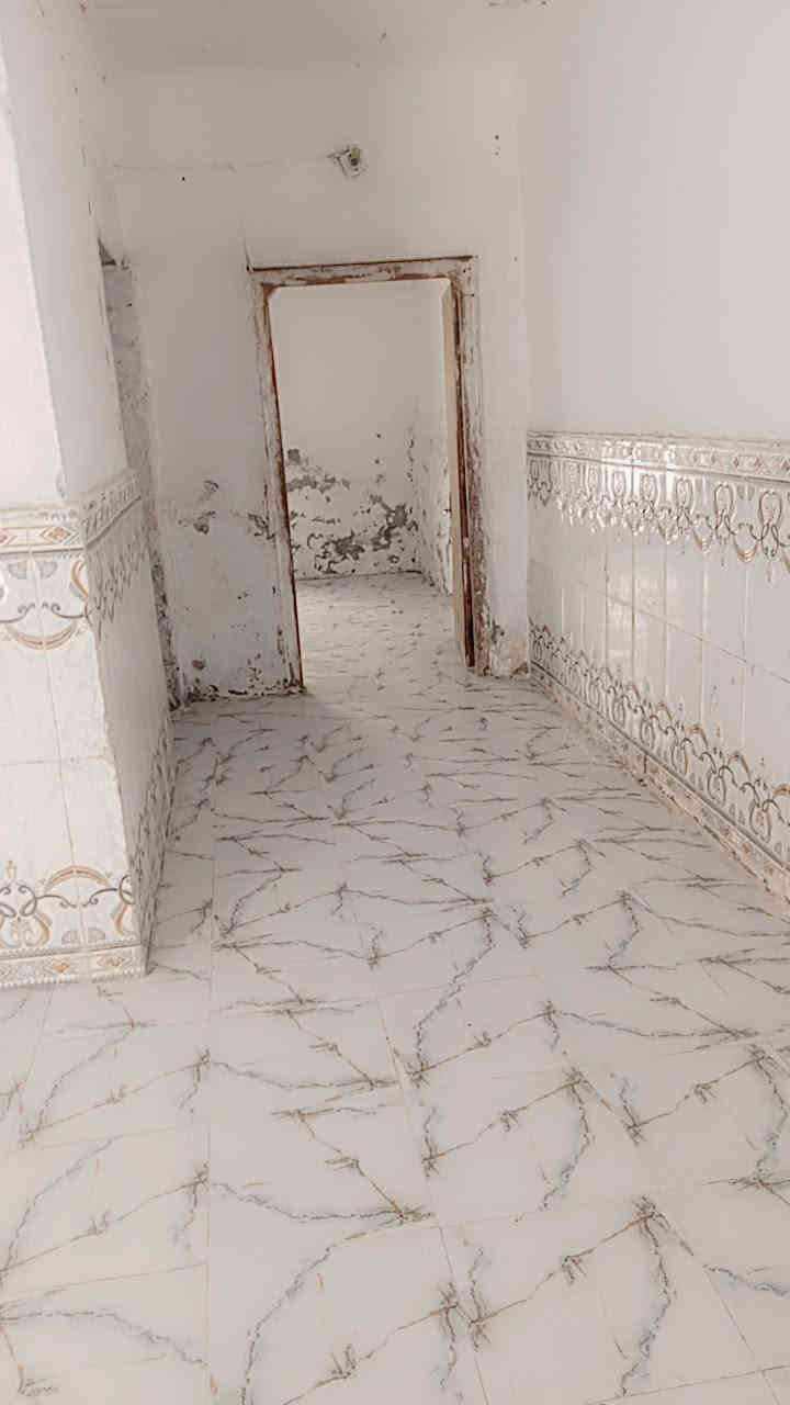 سلام عليكم بيت للبيع زراعي امامي بالاسكان الصناعي النزله الاولى مساحه 100متر*********** سعر48وبيه مجال
