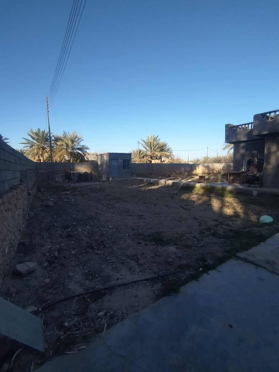 بيت للبيع طابو 
 مساحة البيت 250متر مع قطعة ارض 250متر 
طابقين طابق الارضي مكون من هول+ديوانيه +غرفه +صحيات+مطبخ 
طابق الثاني مكون من غرفتين +صحيات
حديثه منطقة الوسطه قرب جامع القدوس 
رقم الهاتف ***********
