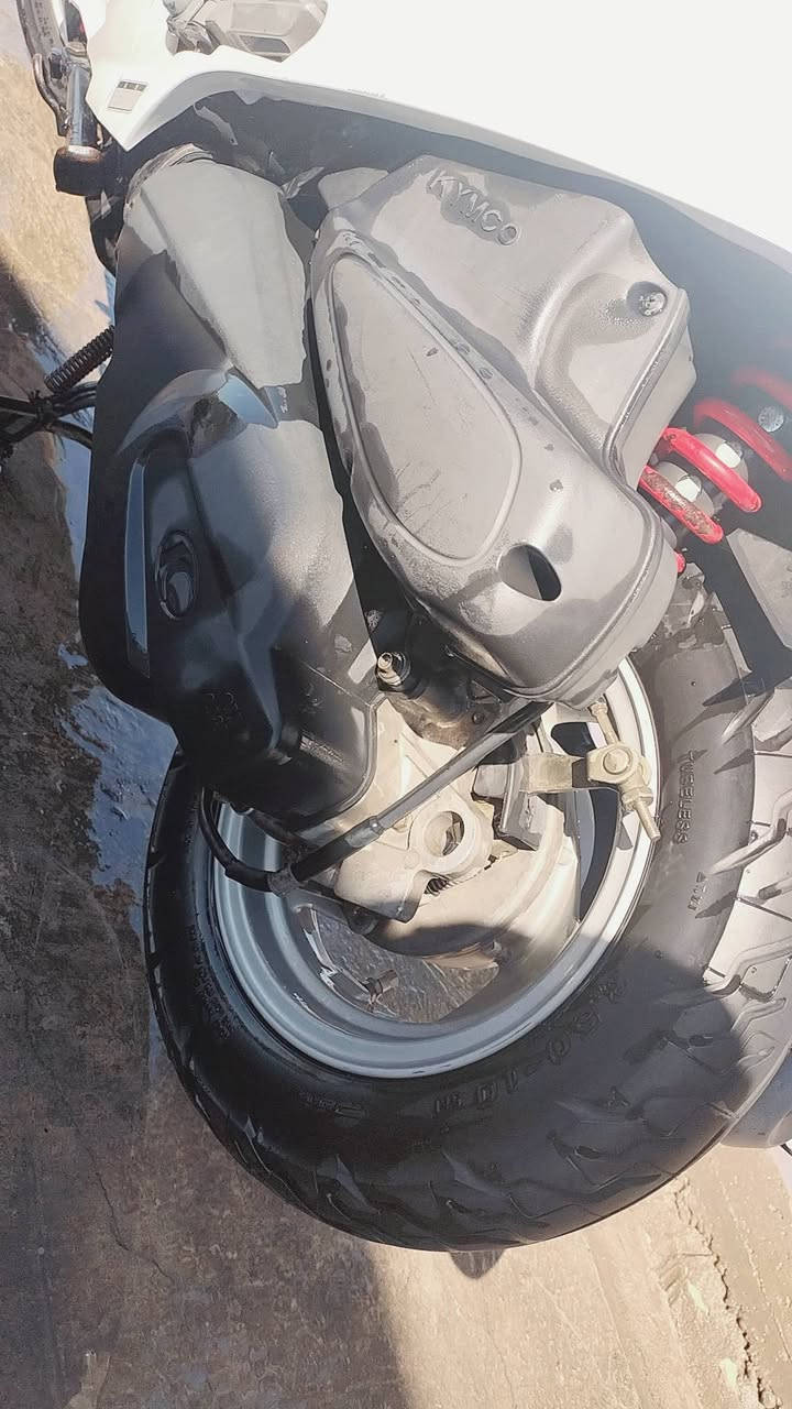 السلام عليكم. 🔥 للبيع دراجة كامكو V2 ياباني 🔥
🔹 اللون: أبيض
🔹 المحرك: 150 سي سي قوي واقتصادي
🔹 المنشأ: ياباني
🔧 المواصفات:
✔️ فرامل دسك أمامي وخلفي(فحل) 
✔️ دسكات بحالة ممتازة
✔️ تايرات جديدة / نظيفة ثبات عالي
✔️ كهربائيات كاملة شغالة 100%
✔️ تشغيل سلف نكره 
✔️ نوع نوزل فول 
✔️ عدادات واضحة وشغاله 
✔️ الدراجة نظيفة وما تحتاج شي
✔️ جاهزة للفحص والتجربة 
📍 السعر 1050 مليون وخمسين الف وقابل للتفاهم للشراي يدلل مكاني نجف ــــــ قضاء المشخاب. ملاحظه. الدراجه قبل 7 اشهر طلعته من الوكيل ما مستخدمها هواي فقط للدوام مخليها اروح وارجع بيها. ماخذها 1150 من معرض الشبلاوي احلى من الصوره 
📞 للاتصال  ***********
