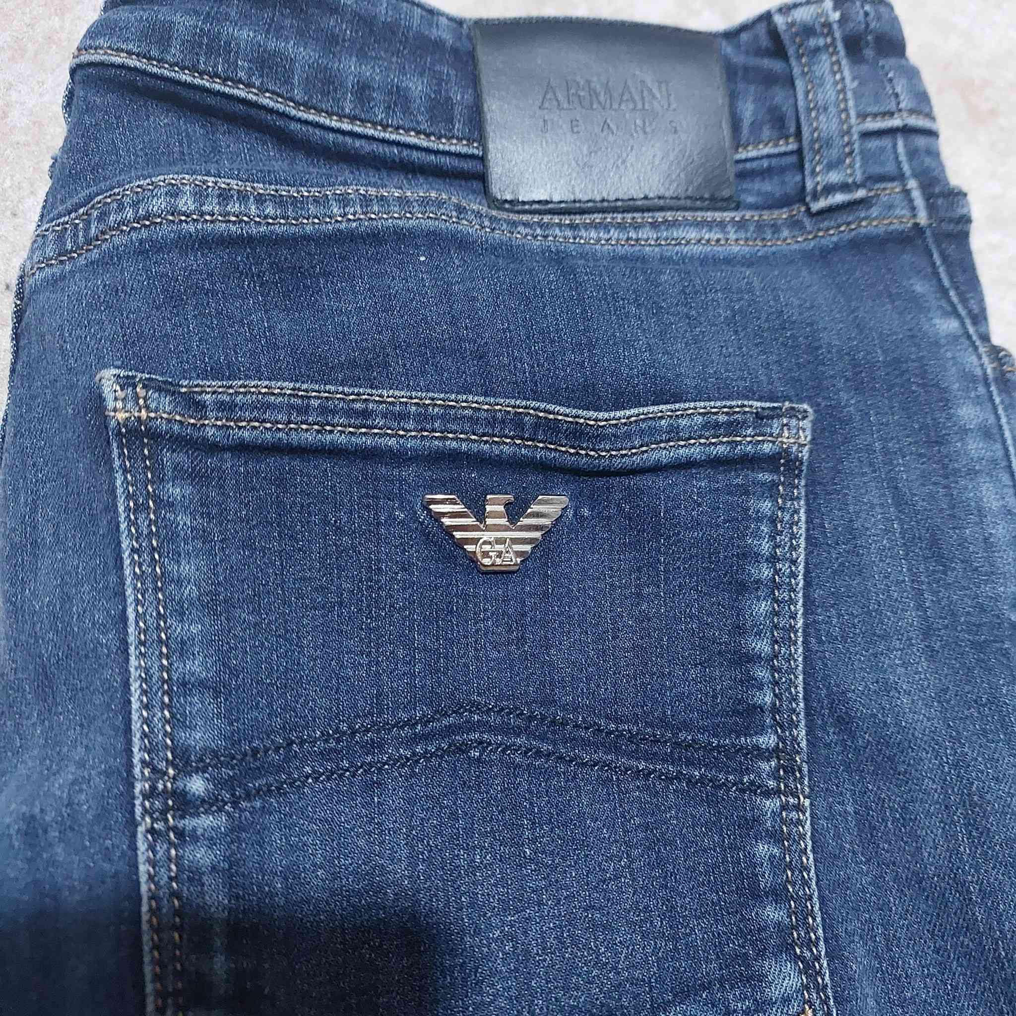 جینز مُمَيّز من ماركة جورجيو ارماني الإيطالية
ناعم قطن ١٠٠٪؜  لیکرا
قياس 32


**إذا كنت صاحب هذا الإعلان وتريد حذفه لأي سبب، رجاءا أرسل رسالة إلى الدعم الفني**