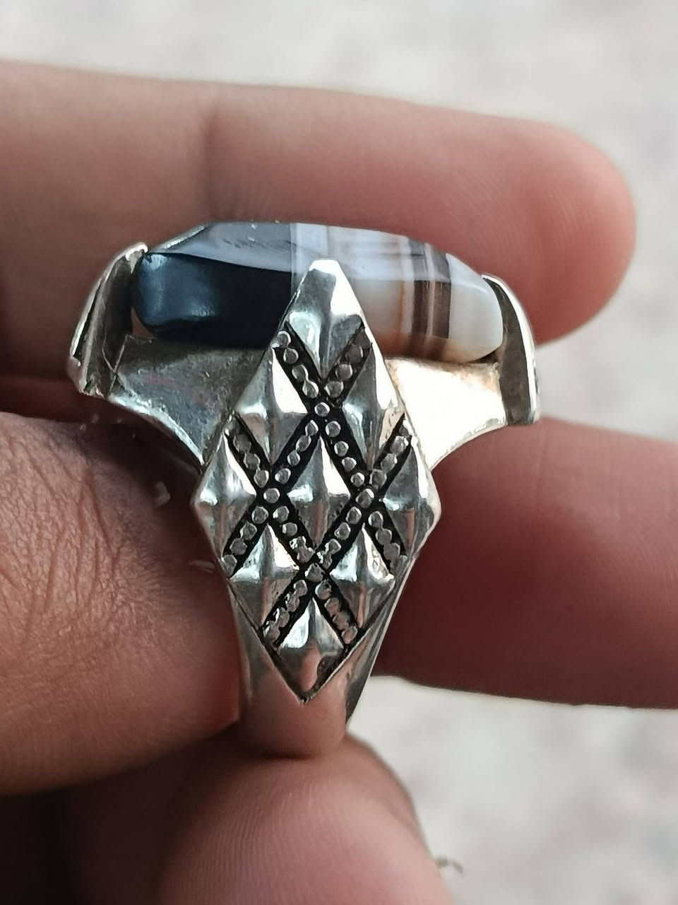 جزعه يمانيه قديمه
وزن الخاتم 23 غرام 
قياس 24 
***********
الامين الثانيه /بغداد
