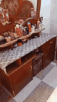 السلام عليكم ورحمه الله وبركاته غرفه صاج درجه اولى مو اولى وانما مضبوطه خمس ابواب مثل ما واضح بالفيديو نظيفه ومناسبه سعرها 400.     ***********
