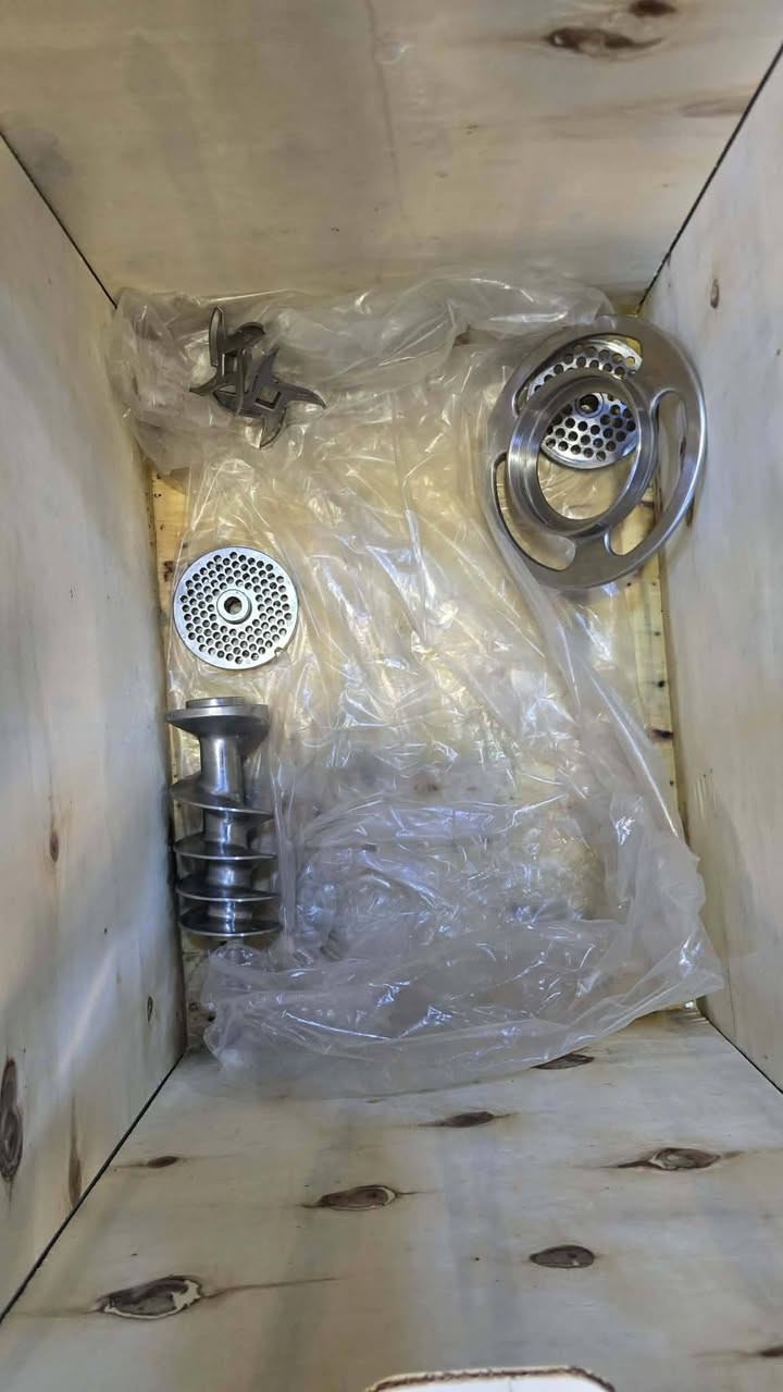 السلام عليكم مكينه ثرم لحم جديده صارلها اقل من شهر شتراها بنيه يفتح محل وخربت الأمور بيدو والرزق ع الله شرط نضيفه وسعرها 450 وبيها مجال بسيط 
الأتصال ع الأرقام رجاءاً الموقع موصل حي السماح 
***********
***********
