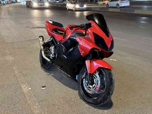 للبيع افوراي 2004  
مكينه مفتوحه 
الدراجه مناقصها كلشي بس دوشمه الكشن 
السعر 18وبيها مجال 
***********
