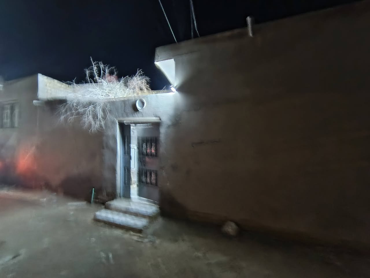 السلام عليكم بيت طابو صرف البيع مساحه ١٦٠غرفتين وصاله ومطبخ وصحيات بناء طابوك مكانه العكبه قرب الروضه ***********
