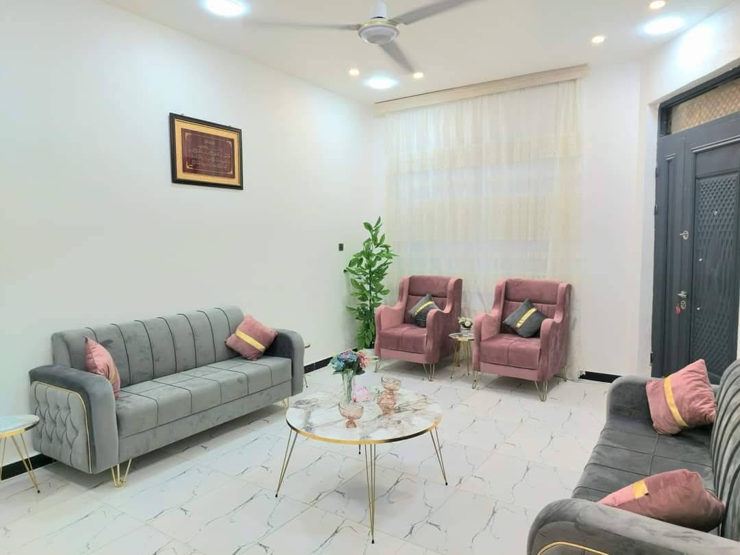 بيت ٢٠٠متر 🏠
_طابقين بناء درجة اولى سند ٢٥ زراعي 
_٤غرف نوم مع صالة كبيرةواستقبال و٣مجاميع صحية
_ حولي ام الخيل الشارع المقابل اسواق اليمامة
الاستفسار اكثر مراجعة مكتبنا او الاتصال
***********
