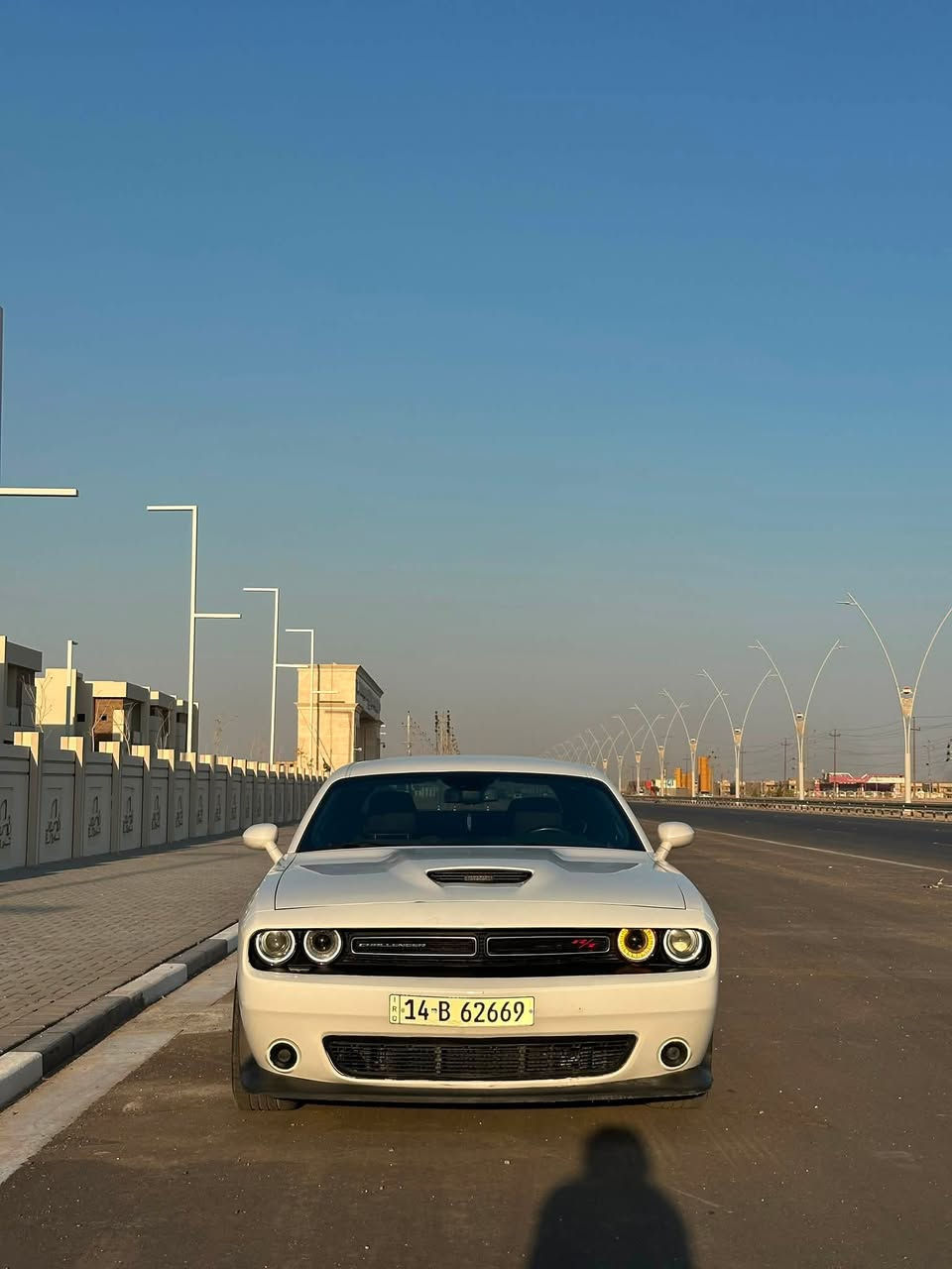 جالنجر RT موديل 23 last call
محرك 8 سلندر 5.7 

ماشية 42 الف كيلو 

مواصفات
شاشة حجم وسط car play
كامرة خلفية 
حساس خلفي 
كرسي السايق كهربائي 
تبريد قطعيتن 
سماعات الباين 
دركه SRT
دبات سود 
لايت زينون ابيض

حادثها موضح بالصور 

البنيد صارت بي ضربة خلال النقل من امريكا للعراق و مصلح ع كد الضربة و مصبوع ع كد الضربة 

الشاصي لا بي تعديل و لا كص مجرد شخوط بسبب الضربة 

بارد بالجامع الايسر و الباب الايسر شي كلش بسيط

ايرباك الدركة و البردة و بصف السايق طاكات و ما مصلحات بس ملغيات 

كير و ميكنة سليمات و بيها كيس الدهن مبدل اصلي 

مابيها ولا قطعة مبدلة كل القطع بلاد
السياره ستوك وضع الشركه مابيها شي معدل 
 ترقيم جديد بصره السنويه ٥ سنين
السعر ٢٢٠
***********
البصره
