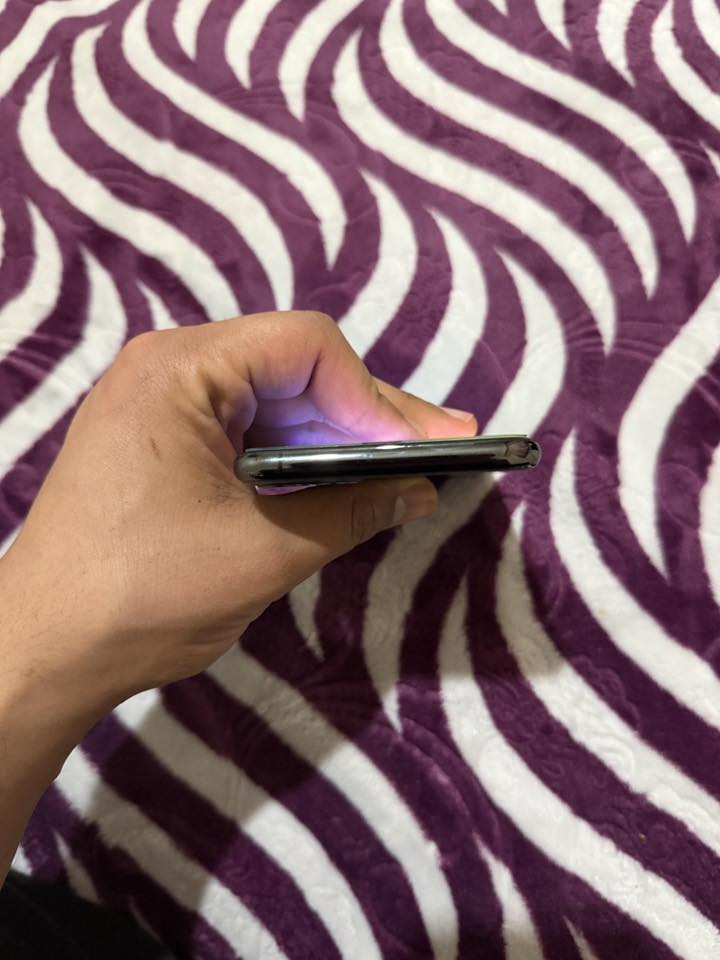 ايفون 11 برو ماكس
استخدام شخصي نضافة 100‎%‎ 
ذاكرة 256 
بطارية فقط مبدلة قبل اسبوع 100 
السعر 300 الف واتساب ***********
