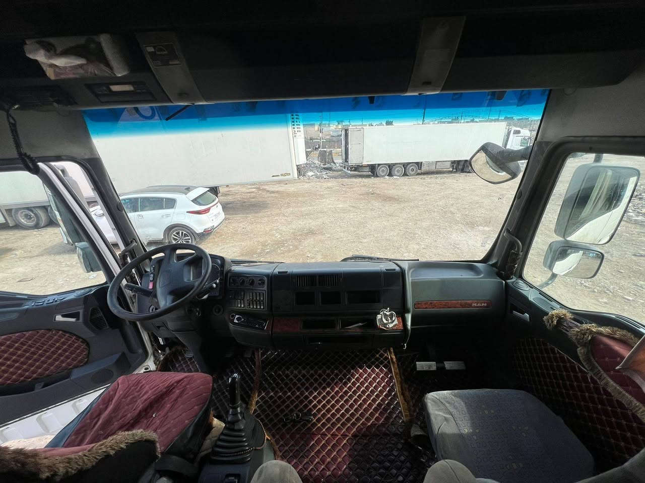 السلام عليكم مان للبيع موديل 2002 جير عادي بم نوزل رقم انجليزي تحويل ثاني يوم مربوطه براد كبل لشغل ***********
