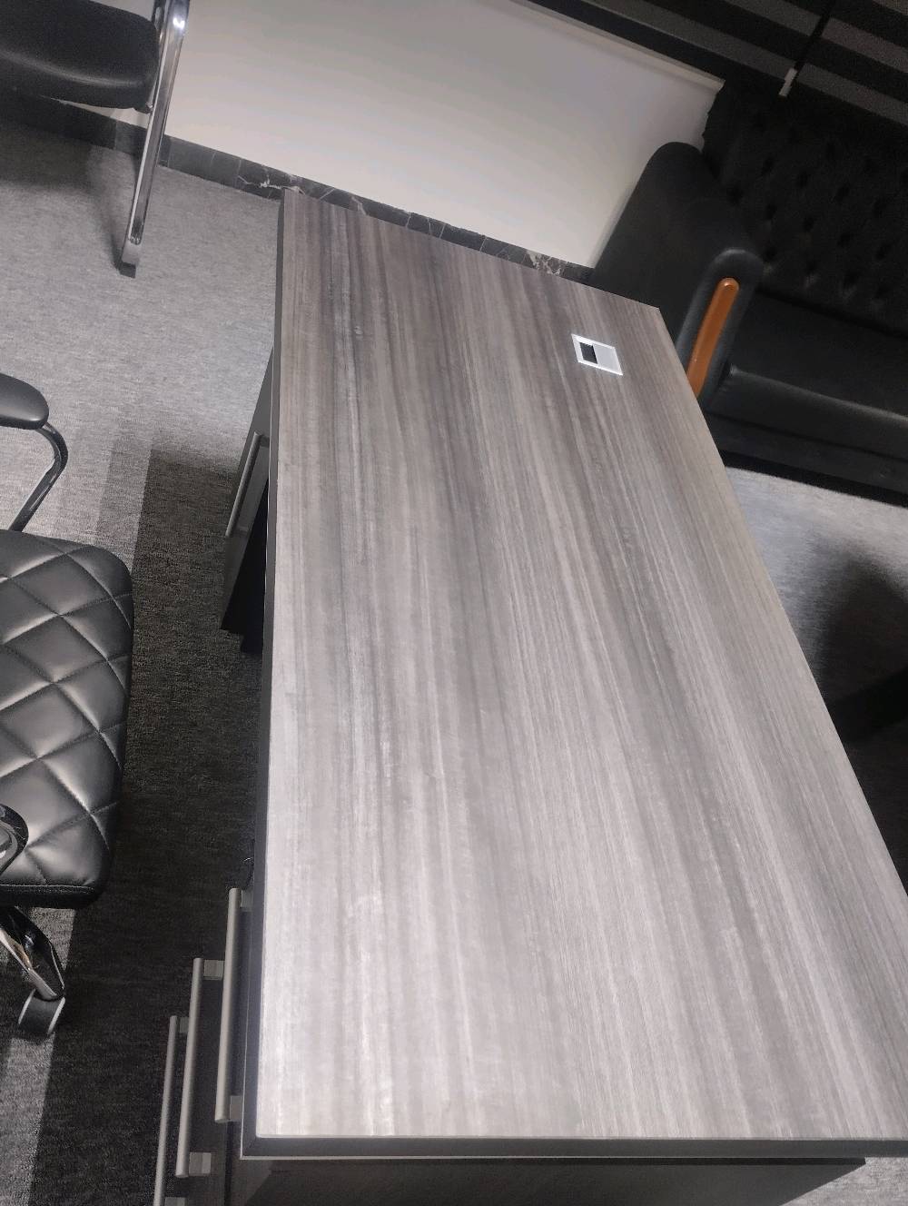 ميز اجتماعات 
ميز مكاتب عدد 2
كراسي مكاتب عدد 2
العنوان المنصور البيجيه قرب بوابه المنصور ستي