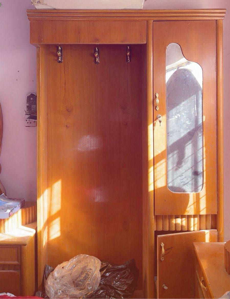 غرفه أخشاب للبيع سعر 700وبيه مجال قليل *********** مابيه اي ضرر فقط مرايه الميز مفطوره
