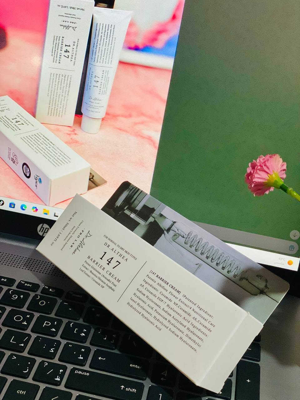 🌿 كريم دكتور الثيا 147 – Dr. Althea 147 Barrier Cream
لترميم حاجز البشرة، تهدئتها، وترطيبها بعمق 💧

🔹 يعزز الحاجز الواقي للبشرة
بفضل مركب Guaiazulene المهدئ، يخفف الاحمرار ويعيد التوازن للبشرة الحساسة.

🔹 ترطيب فائق بسبع طبقات من حمض الهيالورونيك
يرطب كل طبقة من طبقات البشرة ليحافظ على النعومة طوال اليوم.

🔹 تركيبة مغذية وغنية
مدعّمة بزيوت طبيعية مثل زيت الأفوكادو وزيت الشاي الأخضر + زبدة الشيا، لتغذية مكثّفة دون انسداد المسام.

🔹 لطيف وآمن 100٪
خالي من العطور، الكحول، البارابين، والمواد المهيجة – مثالي للبشرة الحساسة جدًا.

🔹 ملمس كريمي ناعم
يذوب في البشرة دون أن يترك طبقة دهنية، مثالي للاستخدام الليلي أو كخطوة نهائية في روتينك اليومي.


**إذا كنت صاحب هذا الإعلان وتريد حذفه لأي سبب، رجاءا أرسل رسالة إلى الدعم الفني**