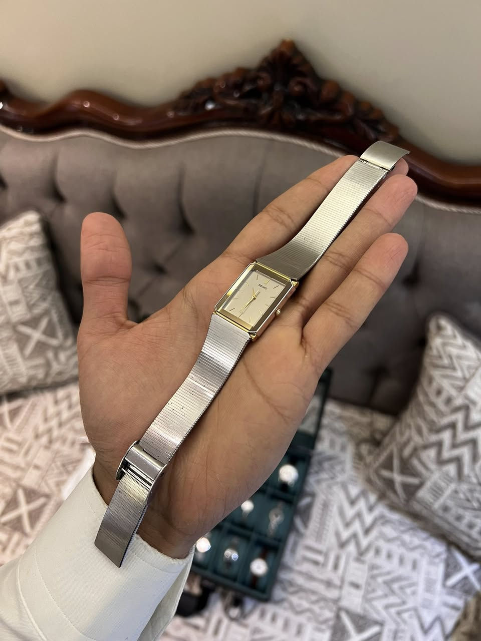 ساعة SEIKO رجالية أنيقة بتصميم كلاسيك فخم ✨
• الموديل: 5P31-5480.
🔹 القطر: 24*28
🔹 المحرك (Movement): ماكينة سيكو الأصلية المزودة ب 3 أحجار 
🔹 التصميم: مستطيل كلاسيكي راقي
🔹 لون الميناء: فضي نظيف مع مؤشرات ذهبية
🔹 الهيكل: مزيج أنيق من الفضة والذهب (Base Metal) مع غطاء خلفي من .(St. Steel Back) الفولاذ المقاوم للصدأ
🔹 السوار: ستيل مدمج بتصميم فنتج مميز ومريح
🔹 الحالة: نظيفة جداً وتعمل بكفاءة عالية 
• الرقم التسلسلي: 897945.
 📜حكاية الساعة:
هذه الساعة ليست مجرد أداة لمعرفة الوقت, بل هي قطعة تاريخية. تحمل نقشاً يابانياً في الخلف ""، وهي جائزة تقديرية لخدمة مدتها 10 سنوات في شركة يابانية، مما يجعلها قطعة نادرة (Collectable Item)
وقليلة التواجد بهذا الوضع.
🔸للمزيد من التفاصيل يرجى التواصل خاص🔻


**إذا كنت صاحب هذا الإعلان وتريد حذفه لأي سبب، رجاءا أرسل رسالة إلى الدعم الفني**