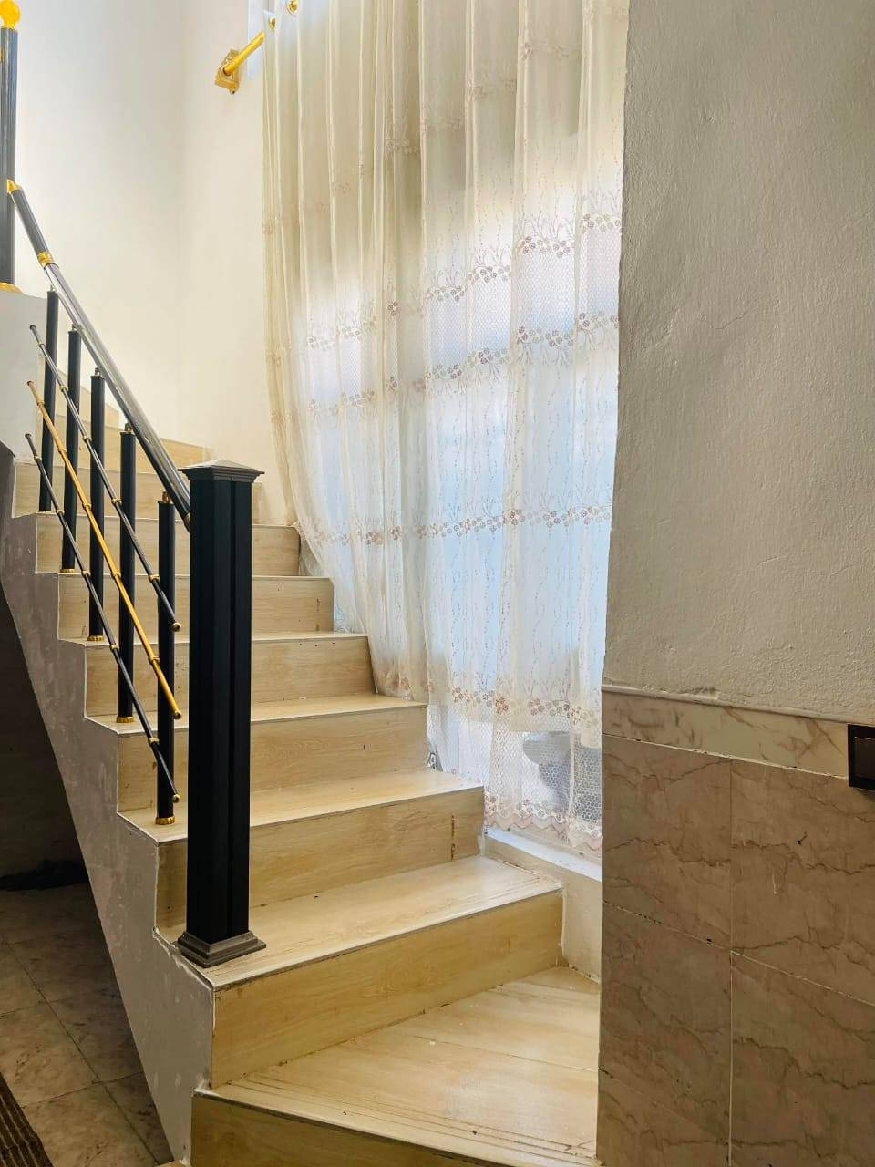 الدار للبيع موقع الزارعي التحرير سند 25
الجزء الاول يبعد عن الشارع الرئيسي ٨٠ متر مساحه 150متر 
بناء حديث يتكون من الاستقبال وغرفتين نوم مطبخ وصاله وصحيات 
طابق واحد اللاستفار الاتصال برقم ***********
-***********
