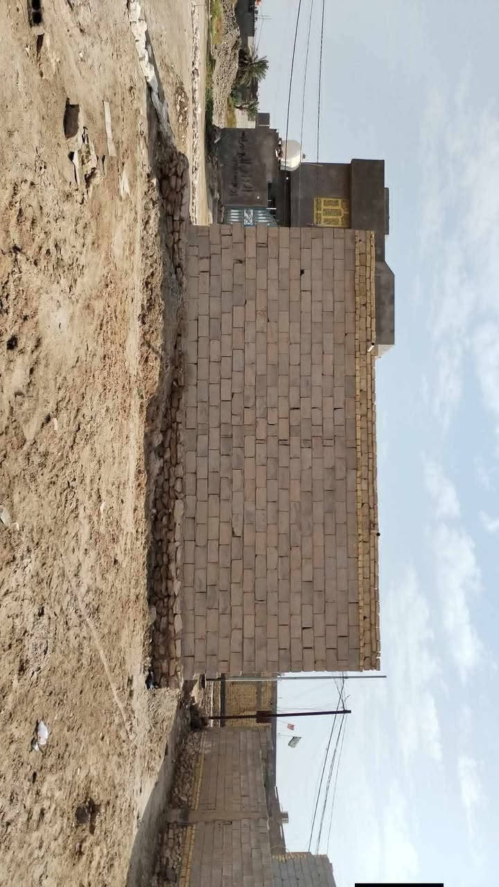 السلام عليكم بيت للبيع  خلف الشقق  الجدد ام العصافير  اقرار محكمه  المساحه 100 متر / مكون من غرفتين ومطبخ وصحيات وعوزه ترميم  + خدمات وشارع تبليط  وكهرباء وماي السعر ب10 وبيه مجال قليل لتواصل *********** واتساب
