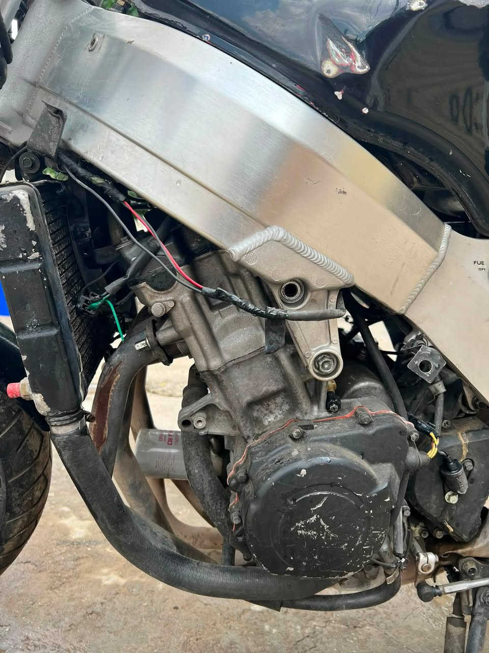 919CBR بۆ فرۆشتن
بێ کێشەی بەس کەڤەری شکاوە مەکینە بەشەرت
پلاک رۆن تازەیە کابرێتەی پاک کراوەتەوە مەزبویت
کارەبای هەمووی مەزبووتە
۸گەلا
شوێن چەمچەمال
***********
