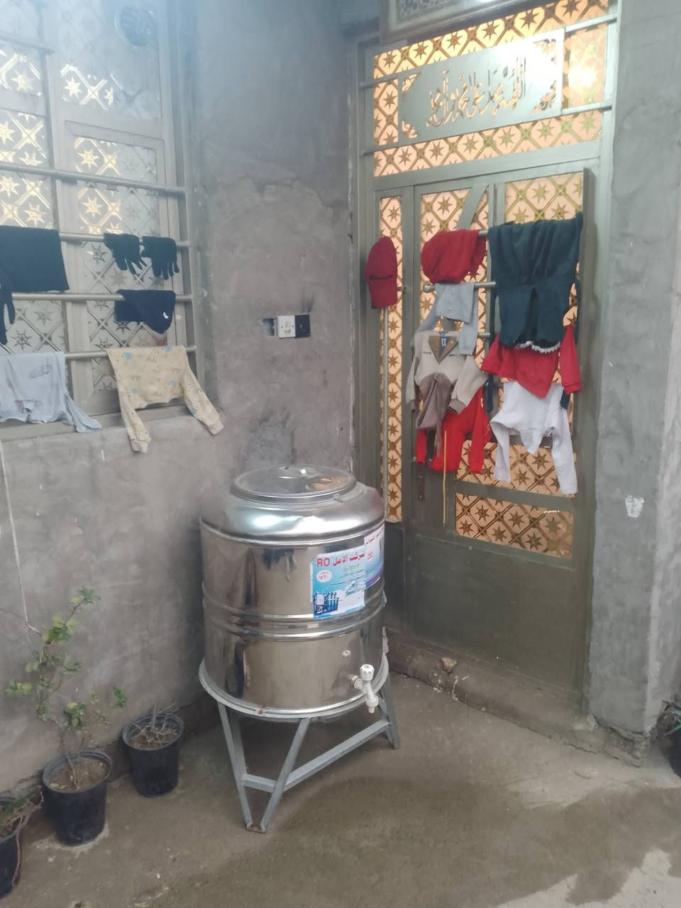 السلام عليكم بيت للبيع سكني زراعي منطقة الانتصار مقابيل مستشفى حماد شهاب
مساحة 150 متر 

يحتوي على غرفتين وصالة ومطبخ حار وبارد 

واستقبال وخدمات 

+ تبليط مجاري كهرباء ماء 

السعر 65 وبي مجال 

للاستفسار 

***********
