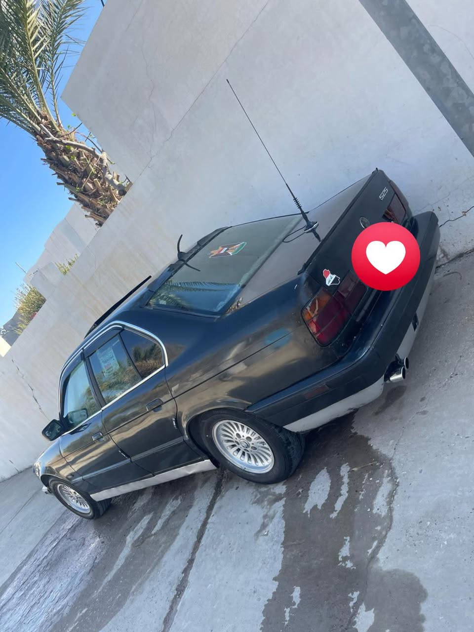 سيارة بي ام للبيع حجم 525 موديل 1990 معمر جديد للبيع مصبوغ جمالية فقط لون اسود كير اوتوماتيك محرك فل رقم دهوك عليها غرامة اربع ورقات ونص ينزل من سعرها تايرات باتري طخم سيارة كلشي بيها جديد مكاني الموصل 

رقم الهاتف : ***********
