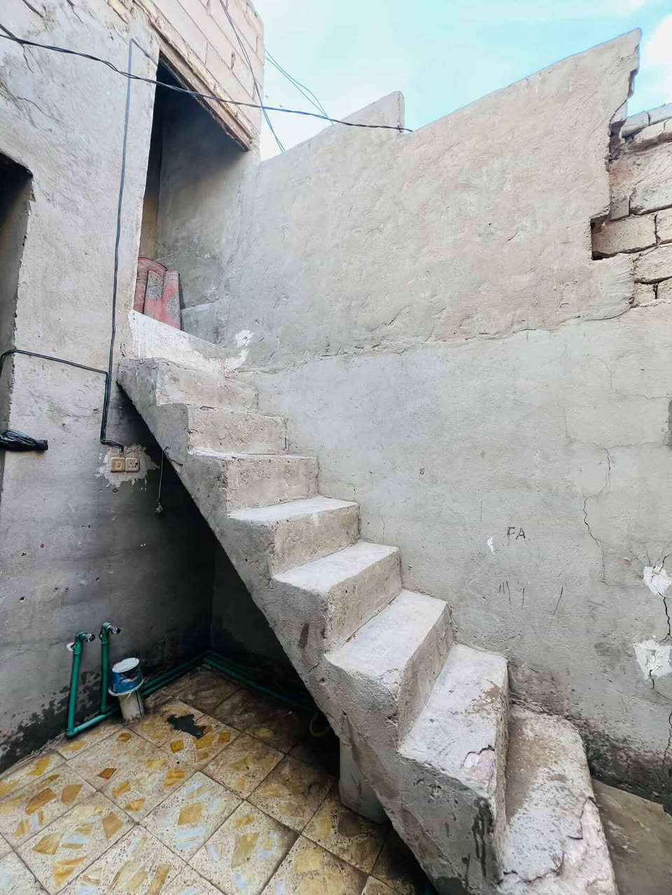 السلام عليكم بيتي البراكيه قرب معمل سمنت شارع السبيس المبلط ركن يحتوي ع غرف وصاله واستقبال ومطبخ  وصحيات ومكشوفه وسطح وغرفه بلسطح  100م رايدي ب20مليون بي مجال بسسيط الاتصال ع رقم ***********
