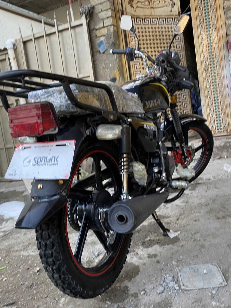 سلام عليكم دراجه شاينك موديل 2024. نازله بل 25 ورقت نزوله من ارمبه موجود حته تتئكد بيا سنة نازله أوراق كامله متفوع بيهه كمرك دراجه كامله ما عوزه برغي واحد وشوف عينكم بل صور سعرهه 900وبيهه مجال حك اجيه مكاني بغداد الكماليه رقم ***********
