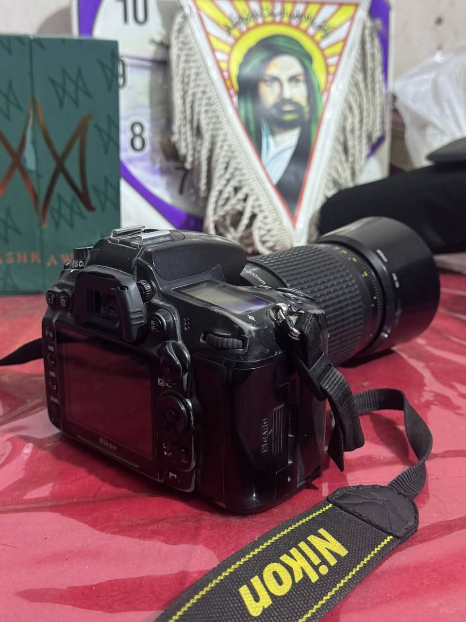 سلام عليكم 
نيكون d7000   شتر 60 الف+ عدسة 70-300. 
+يطارتين وجنطة 
السعر 350 وبيهن مجال 
المكان شهداء البياع 
***********
