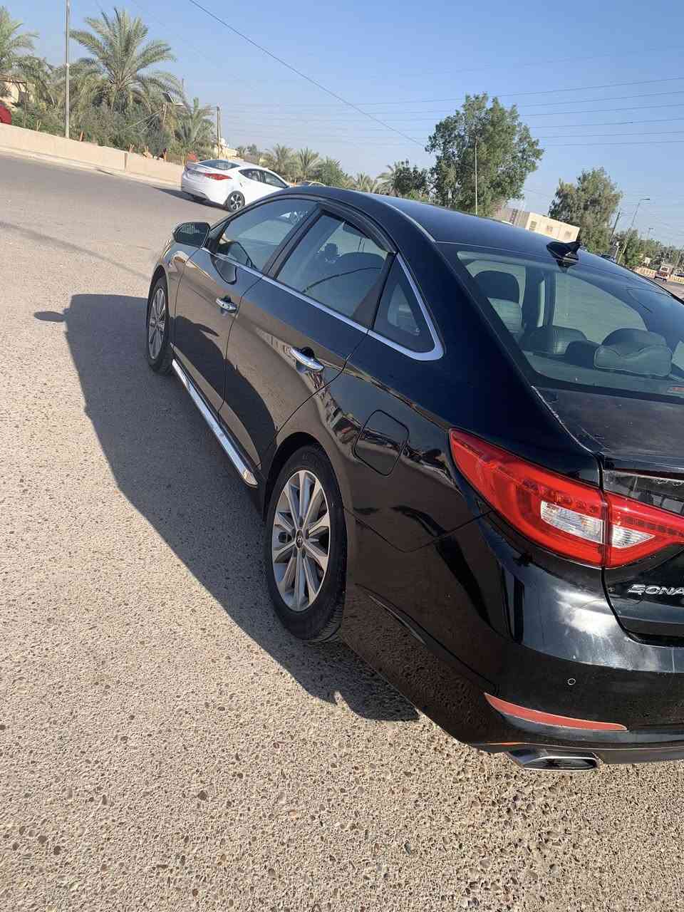 سلام عليكم 
سونتا ٢٠١٦. Limited Sport
فول موصفات 
ماشيه ٩٠ الف ميل. 
كير مكينه بلاد ما ملعب بيهن مكفولات  حته نوزلات  ما مفتوحات ومنضفات لان سياره بس سوبر اديرلها  
 حادثها امريكا. جاملغ خلفي. 
وكلير صندوك فقط كلير مكفول من تبديل وصبغ 
بالعراق دعمها ابو دراجه  وبدلت دعاميه اماميه. وطك ايرباك لستيرن ولكشن.   بدون دواخل حته راديترات ولبدنه كفاله تبريد. مال مريكا لحد ما ملعبوب بي بس دعاميه بدلت. ولايتات شديت مال خليجي لان جماليه اكثر 
واكو شخوط بسيطه بالباب الخلفي بسبب الناس المتخاف الله.   
سعرها ١١٤وبيها مجال بسيط.  
بالمناسبه سياره اني مستوردها   من امريكا ع ايد وحده لحد لان
***********.  اخوان. اي ستفسار تصلو. لان ما متواجد ع نت واعتذر. من جماعه المراوس. 
وعتذر من جماعه القسط. والله يرزقكم بالسياره لتعجبكم بجاه الحبيب محمد
