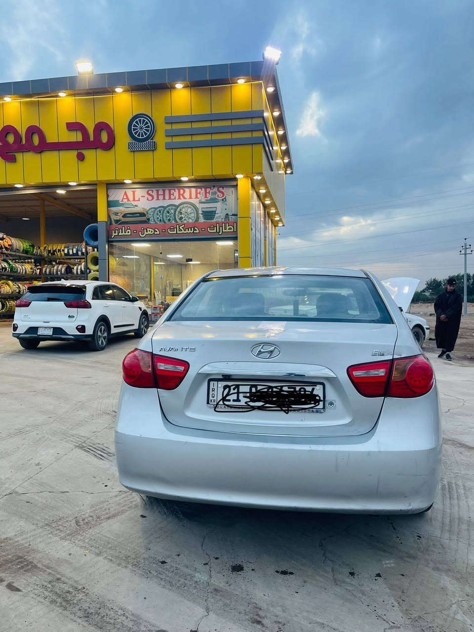 سلام عليكم  
النترا موديل 10 
الرقم سليمانيه 
تحويل 
بيها صبغ ٤قطع 
السعر 90وبيها مجال 
***********
***********
