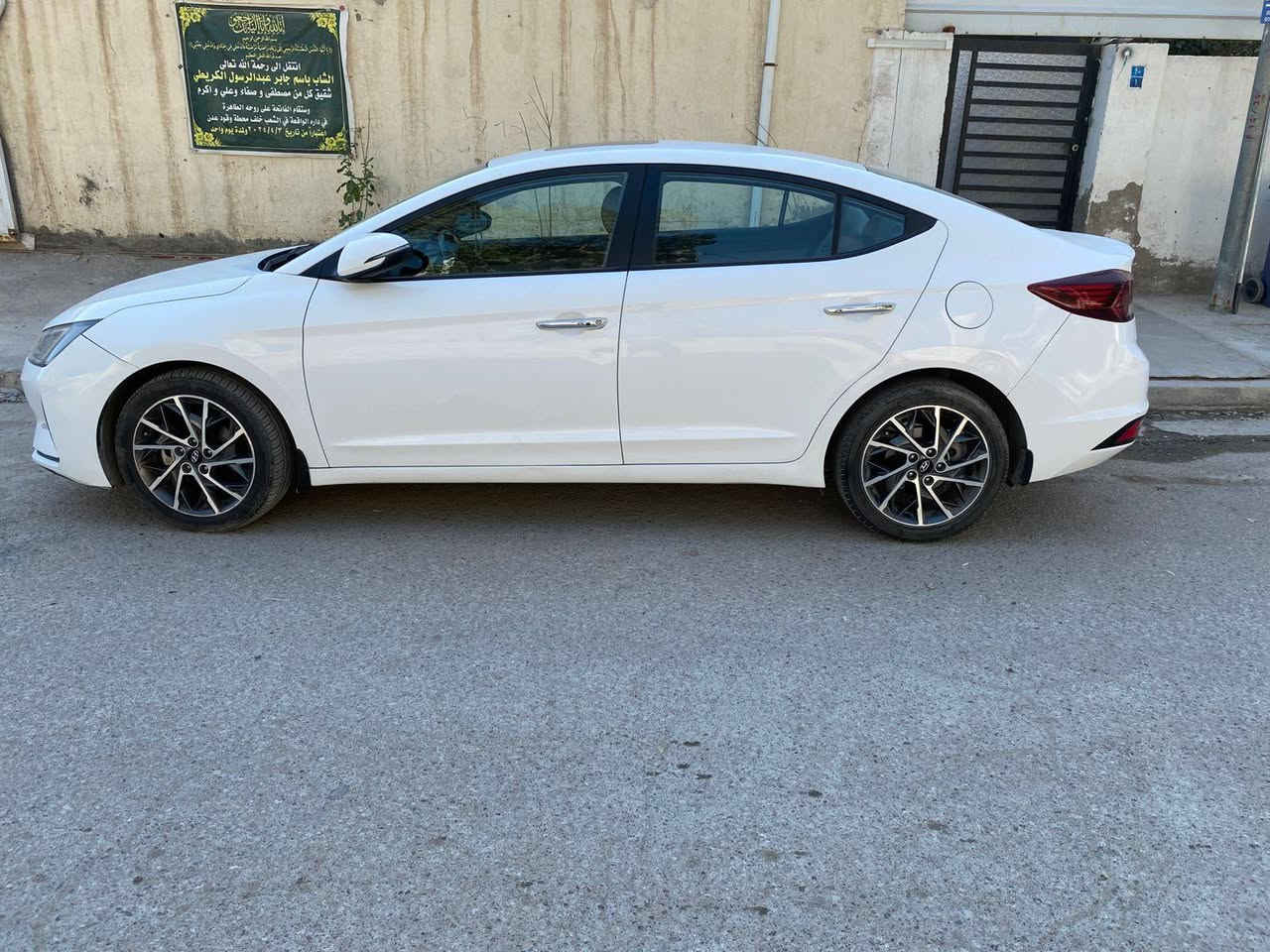 سلام عليكم النترا 2020خليجي بصمه  gls كير ومحرك وحدادية كفاله تخم تاير جديد مال جناي جاهزه الاخير تبريد ثلج 
السيارة كلش جديده بيها صبغ گد شبر في الچاملغ الأمامي قليل  فقط بدون فتح بدون تبديل شرط السونار ابيعك شرط رقم بغداد سنويه ال2028 وباسمي السياره ماشيه 110كم
مكينه2000دوش 
السعر162وبيها مجال مكاني بغداد الشعب 
الاتصال***********
مواصفات السياره 
فتحه سلايت 
تبريد قطعتين 
كامره 
نضام ايكو
اشاير بلمري
