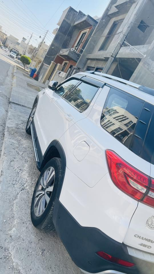 ---السلام عليكم 

للبيع: شانجان CS95 – وكالة البخيت، فئة رويال

سيارة شانجان CS95 رويال نظيفة جدًا، ماشيه 94 الف كم فقط، بدون حوادث.

المواصفات:

محرك توربو 2.0 لتر، قوة 233 حصان، دفع رباعي 4×4، ناقل حركة أوتوماتيك 6 سرعات.

مقاعد جلدية قابلة للتعديل كهربائيًا، تدفئة للمقاعد الأمامية والخلفية.

شاشة لمس، نظام صوت ممتاز، كاميرات 360°، مثبت سرعة، رادار، مراقبة النقطة العمياء.

وسائد هوائية متعددة، ABS، ESP، نظام الثبات الإلكتروني.

وبعد هواي موصفات الشانجان المعروفه 

ملاحضه : السياره داخل الضمان تبديل دهن داخل الشركه +
مكفوله كفاله عامه 
مكان سياره حي الجهاد اطباء 

*********** 
---
