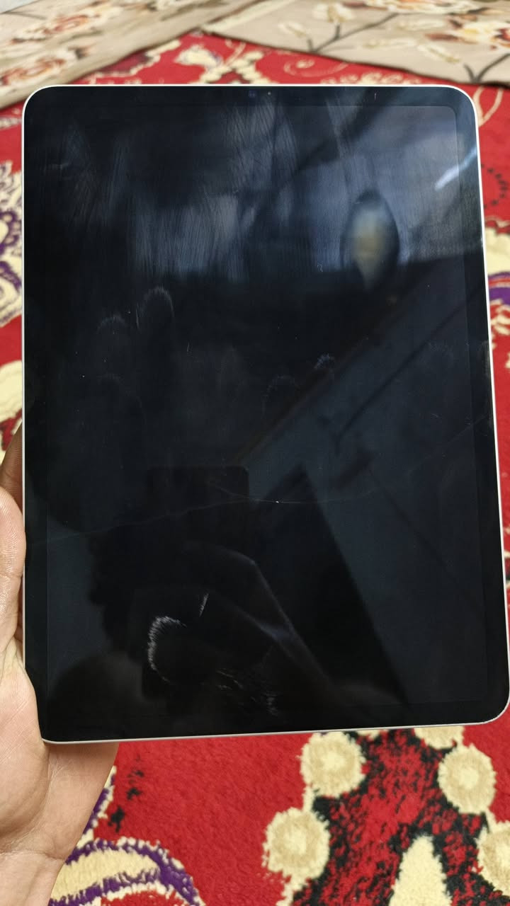 سلام عليكم ايباد 11 برو M1 2021 ذاكره 128 البطارية 86 مكفول مامفتوح بس بي كسر خفيف عل كلاس وصلن مامبين ولا ماثر عل شاشه تجي تفحص وتخذ السعر 450  رقم  واتساب *********** المكان بغداد بسماية :
