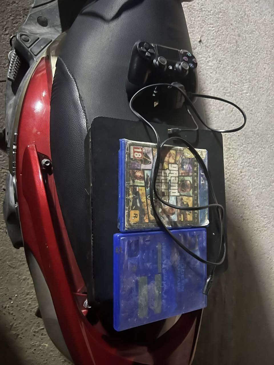 بلي فور سلم اولاين نضيف 100/100مع قرص جيتي اي وقرص ما اعرف اسمه مع جوستك وحده سعر 275وبي مجال راسلني خاص او عل رقم ***********
