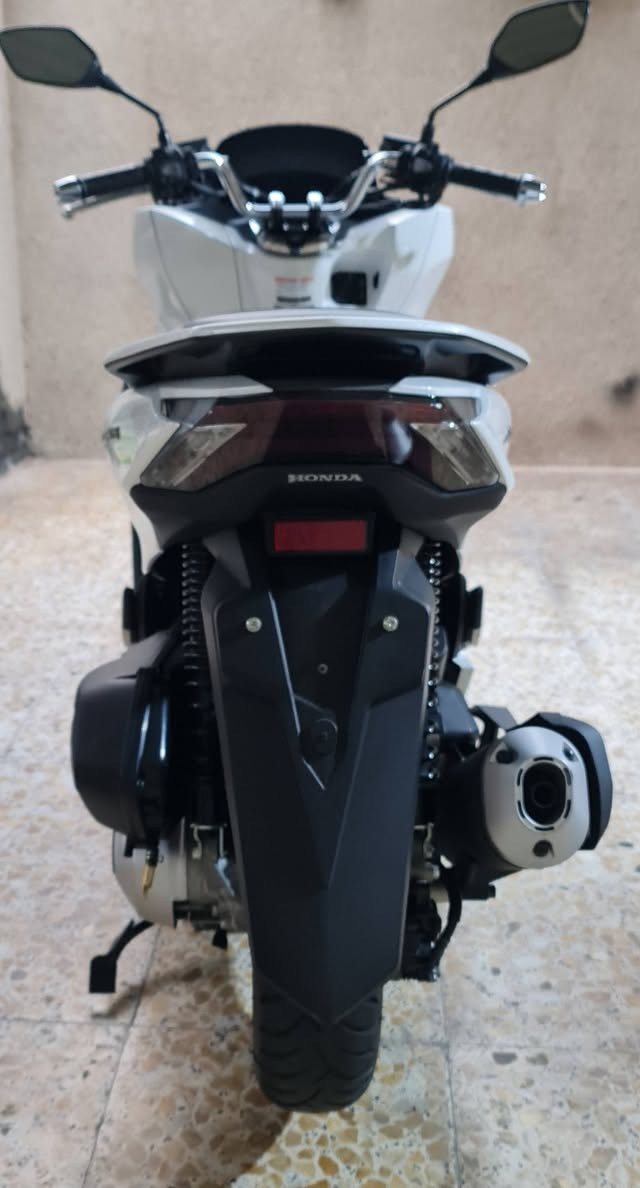 PCX/ 160
بي سي اكس جيل 4 ياباني موديل 2024 
محرك 160 / بصمة نضام ABS /ماشيه 6 الف/
لايت زنون لد أمامي وخلفي دراجه مكفولة كفالة عامة كلها على وضع الشركة 
***********📞📞
