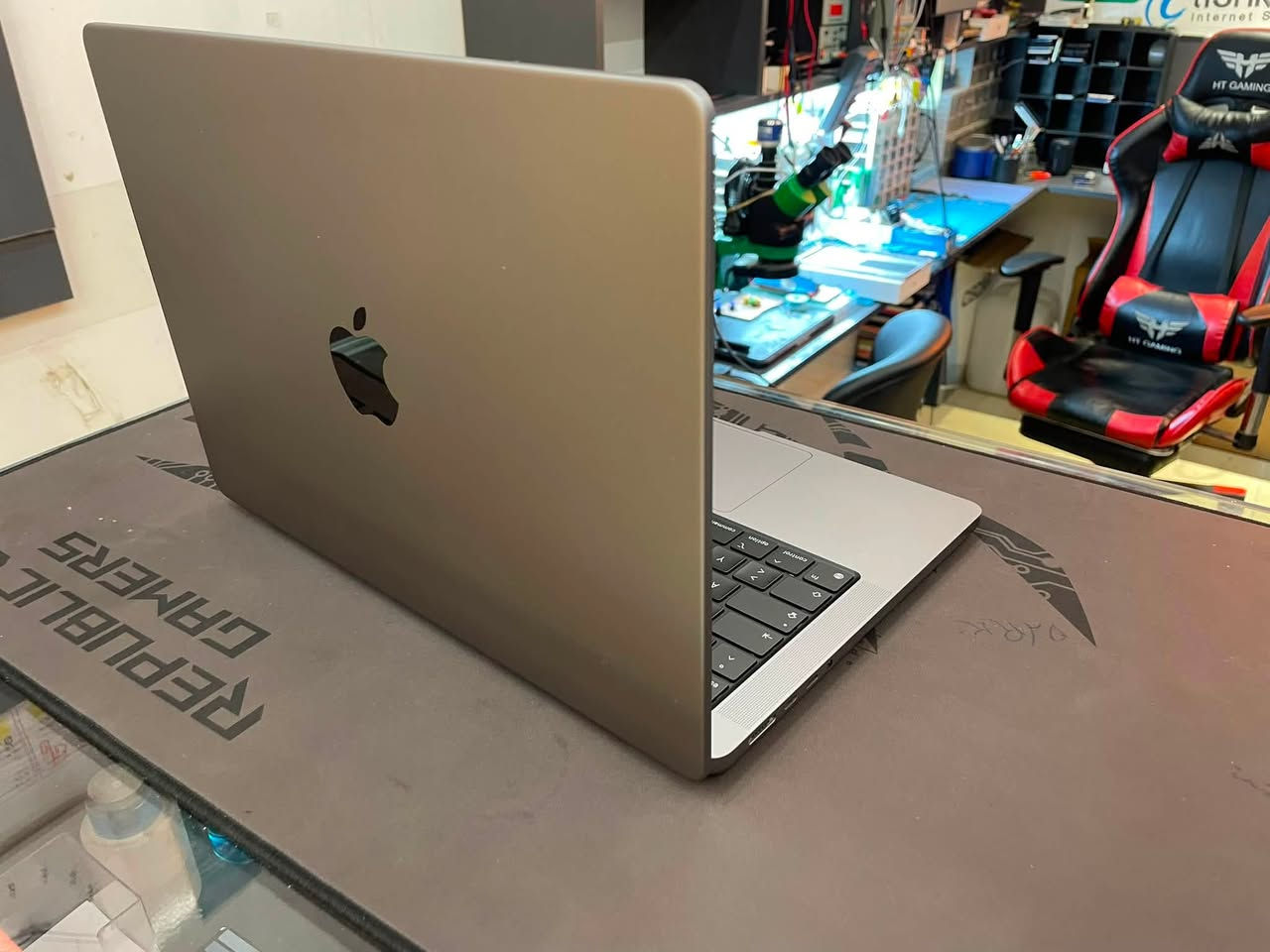 MacBook Pro 14-inch 2023
Apple M2 Pro 💻

16 GB 

512 GB 

38 Cycle Count 

1.600.000 Price 

***********  WhatsApp📱

