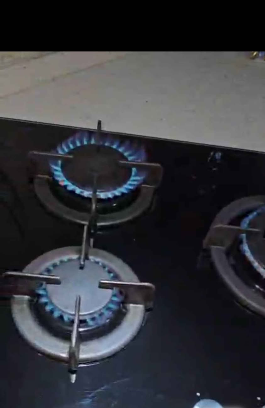 سلام عليكم هذا طباخ للبيع مستعمل قليل مو هواية ماركة DLC موديل إيطالي 
سعر الشراء ٤٧٥ الف  
سعر البيع ٢٣٥ الف وبيه مجال 
كلشي موضح بالصور وحول العيون اكو اثار دهن مال طبخ مو حرك ولا شخط بس يحتاجلة تنظيف اني مستعجلة على بيعه ف ملحكت انظفه زين 
الرقم *********** بغداد, العراق
