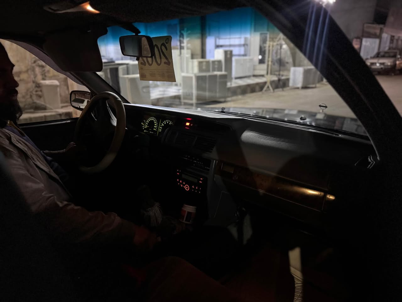 نیسان سدرتک مۆدێل (٢٠٠٢) نیلی
ئارمی پلاستیکی سلیمانی 
بی بۆیاخ یەک بستی درگای سەکنی هەیەو بەس بەس گێڕو مەکینەی بەشەرت جرکەی تیانیە
ماشاللە مەکینەی ئەڵی سەعاتە بێ تەقە و ڕەقە 
سەقفی جوان بێ جاڵ و شوخت
سعری (٣٧) گەڵاوە مەعملە
شوێن سەیدسادق
*********** حلبجة, السليمانية
