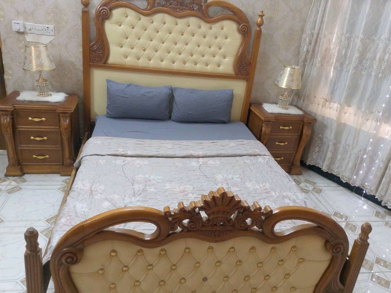 غرفه نوم صاج عراقي ثكيل الله شاهد تزكام شتريتها ب 5 ابيع ب مليون و400 المكان زعفرانيه شارع المعهد الرقم ***********
ممكن تذكرلي شنو القطع اللي داخلة بالبيع بالضبط: السرير، الكومدينات، التسريحة، الدولاب، والمرآة؟ لو كلهن كاملات لو بعضهن فقط؟: 
تصوير كامل
شلون الحالة العامة للغرفة؟ بيها أي خدوش، تفكك، كسر، أو شغل تصليح سابق؟: 
نظيفه مابيها اي ضرر
هل السعر قابل للتفاوض لو نهائي؟ وأكو إمكانية توصيل لو الاستلام فقط من الزعفرانية؟: 
سعر نهائي توصيل عليكم 