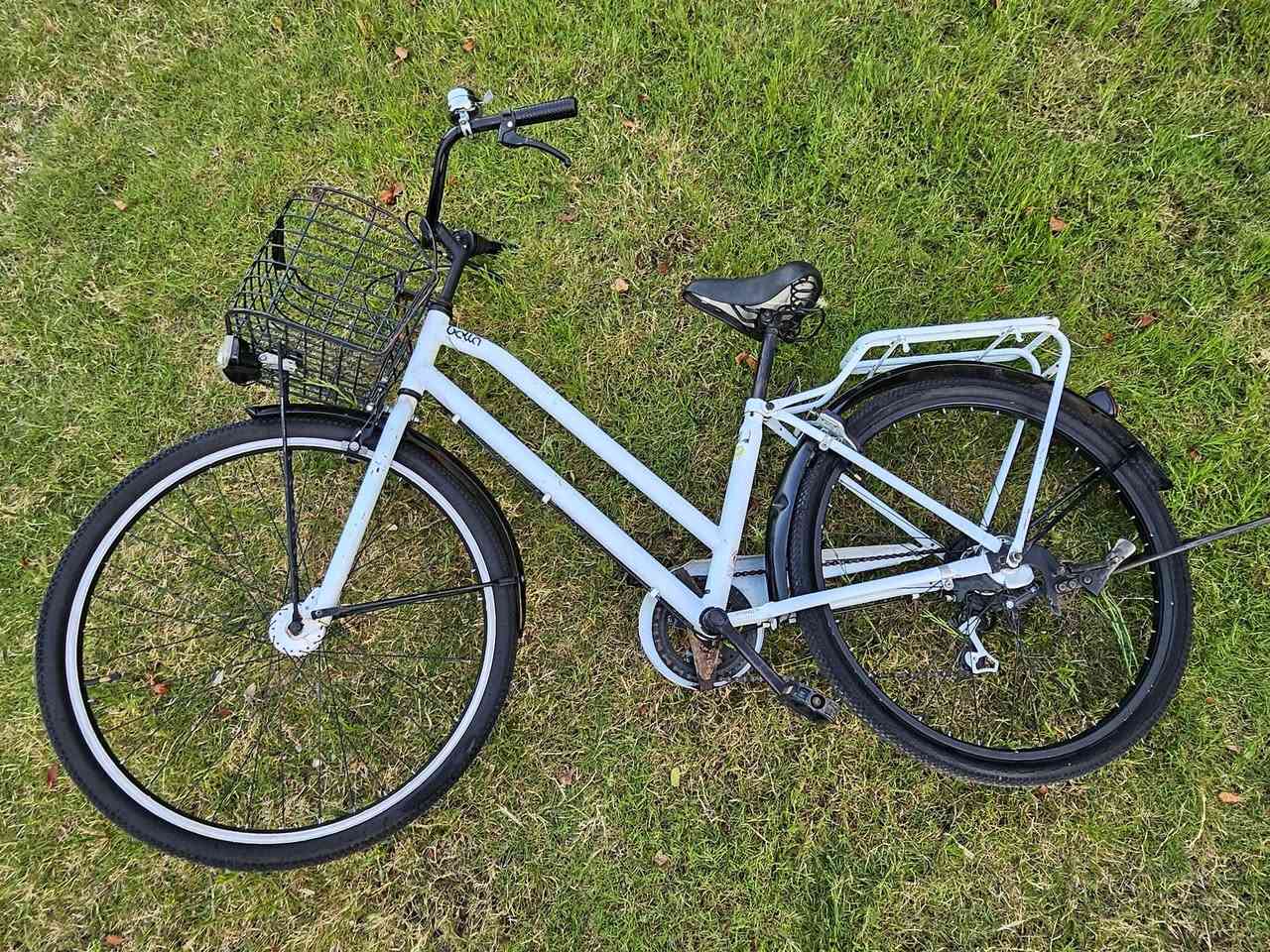 للبيع: دراجة Bella اليابانية المواصفات (حجم كبير) 🚲✨إلى الذين يبحثون عن دراجة مريحة وعملية للتنقل اليومي والتسوق 🛒، متوفرة الآن دراجة (بطة) بنظافة ممتازة ومواصفات بلادية كاملة 💯.المواصفات الفنية:⚙️
الحجم📐: 27.5 (حجم كبير ومريح جداً في المشي، يقطع مسافات بمجهود أقل 💨)
.نظام السرعات⚙️: سيستم شيمانو (Shimano) أصلي بالكامل، تبديل نمر سلس واعتمادية عالية 🔝
.المنظومة الكهربائية💡: لايت حساس أوتوماتيكي مع دينمو بلادي من شركة بناسونيك (Panasonic) يشتغل ذاتياً أثناء الحركة 🔋
.الملحقات🎒: سلة أمامية كبيرة جداً ومقاومة لحمل الأغراض 🧺، مع رف أمتعة خلفي (سيباية) مدمج وجاملغات بلادية لحماية العجلات 
🛡️.التصميم🎨: هيكل انسيابي ومريح باللون الأبيض المميز ⚪، يوفر راحة تامة أثناء الركوب والنزول المتكرر
.الستاند⚓: مسند ثنائي عريض يضمن ثبات الدراجة تماماً عند الوقوف 🛠️.الدراجة جاهزة للاستخدام ومثالية للمناطق السكنية. 
المكان📍: [ بغداد]
للتواصل📞: [*********** ]. ما متوفر ماسنجر
