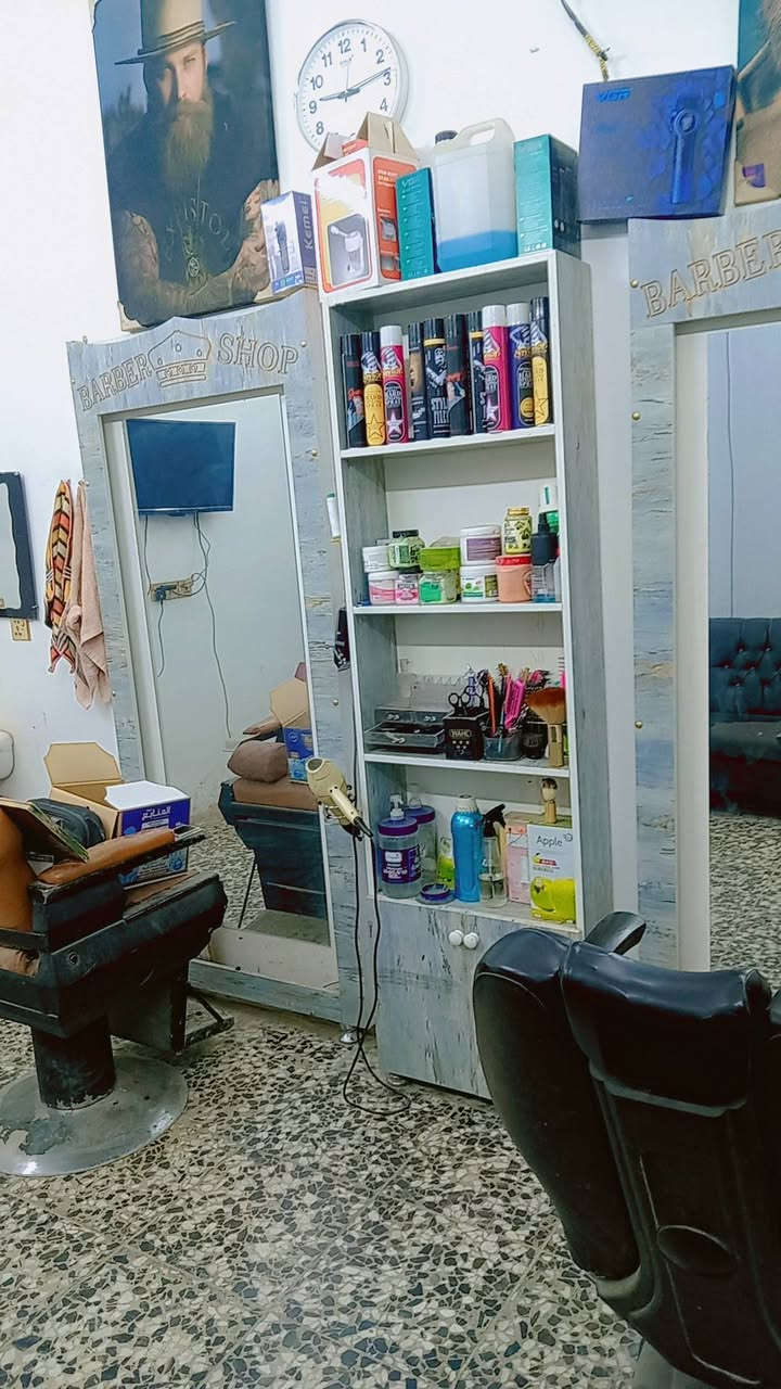السلام عليكم محل حلاقه للبيع بسعر مناسب محتوياته كامله بحي الكوقه يم فرن الشويلات ركن عله الشارع العم اتصل ولستفسار ***********/بي وتساب
