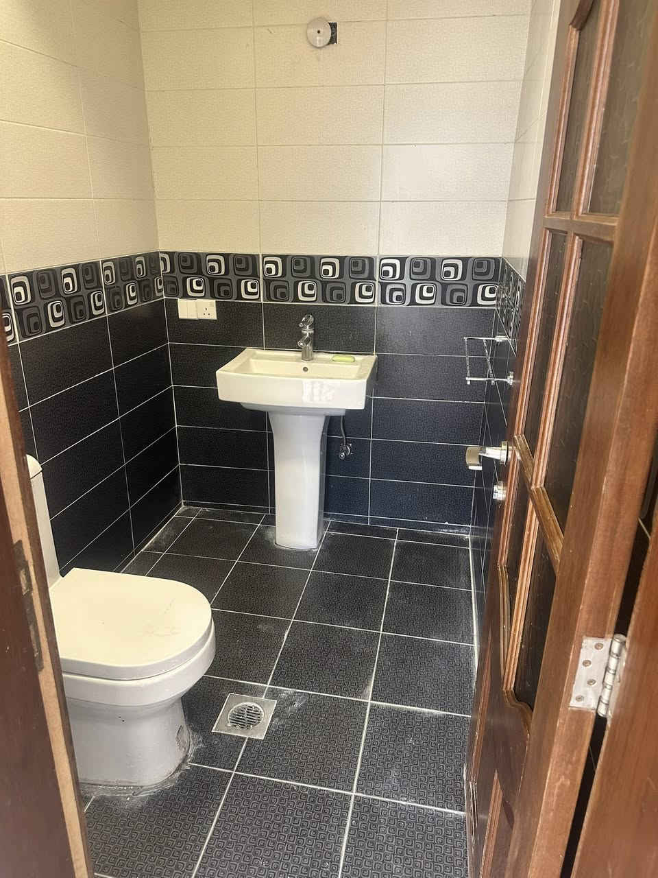 دار للايجار طابق ارضي مغزول مساحة260 متر   في الكرادة قرب كنيسة ماريوسف يحتوي 3 نوم وصالة وهول داخلي و3 حمام      تواصل على الارقام ***********      *********** ايجار للعوائل اوشركات
