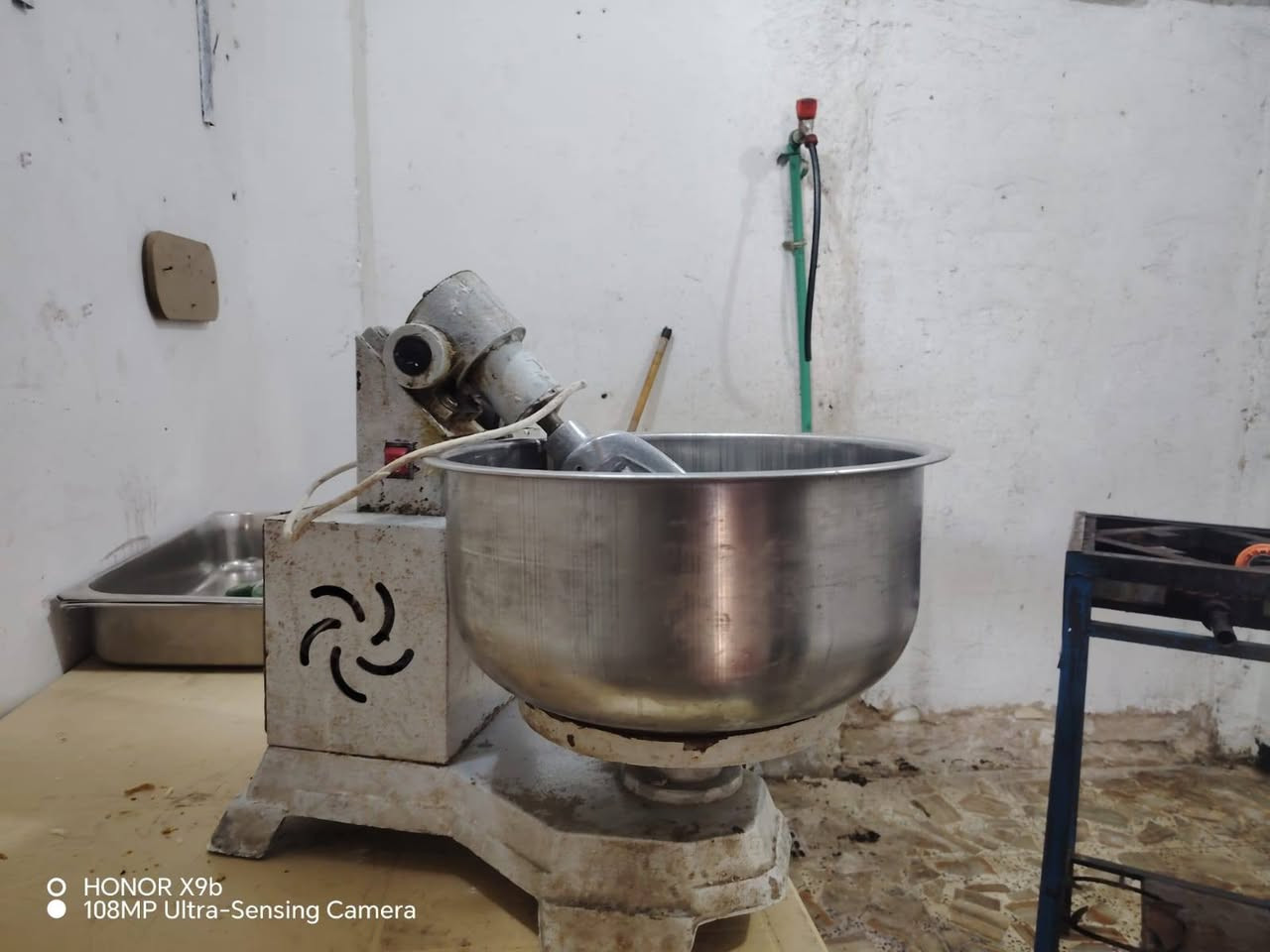 السلام عليكم غراض مطعم للبيع الرقم ***********
