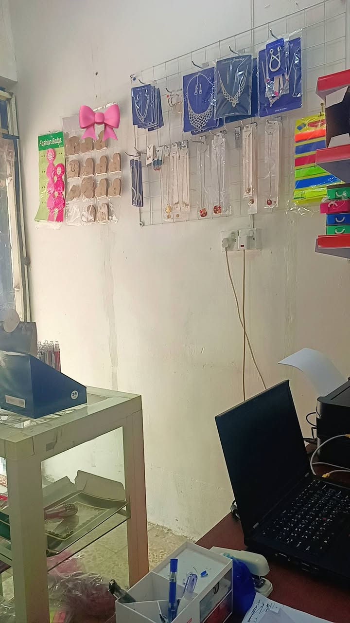 محل قرطاسية وهداية للبيع
موصل حي التنك (الرافدين) مدرسة الرسل 
المحل قريب على ٦ مدارس
 سبب البيع عدم التفرغ عندي اسواق 
بسعر مناسب جدا 
باقي التفاصيل على خاص 
او الاتصال على رقم ***********
