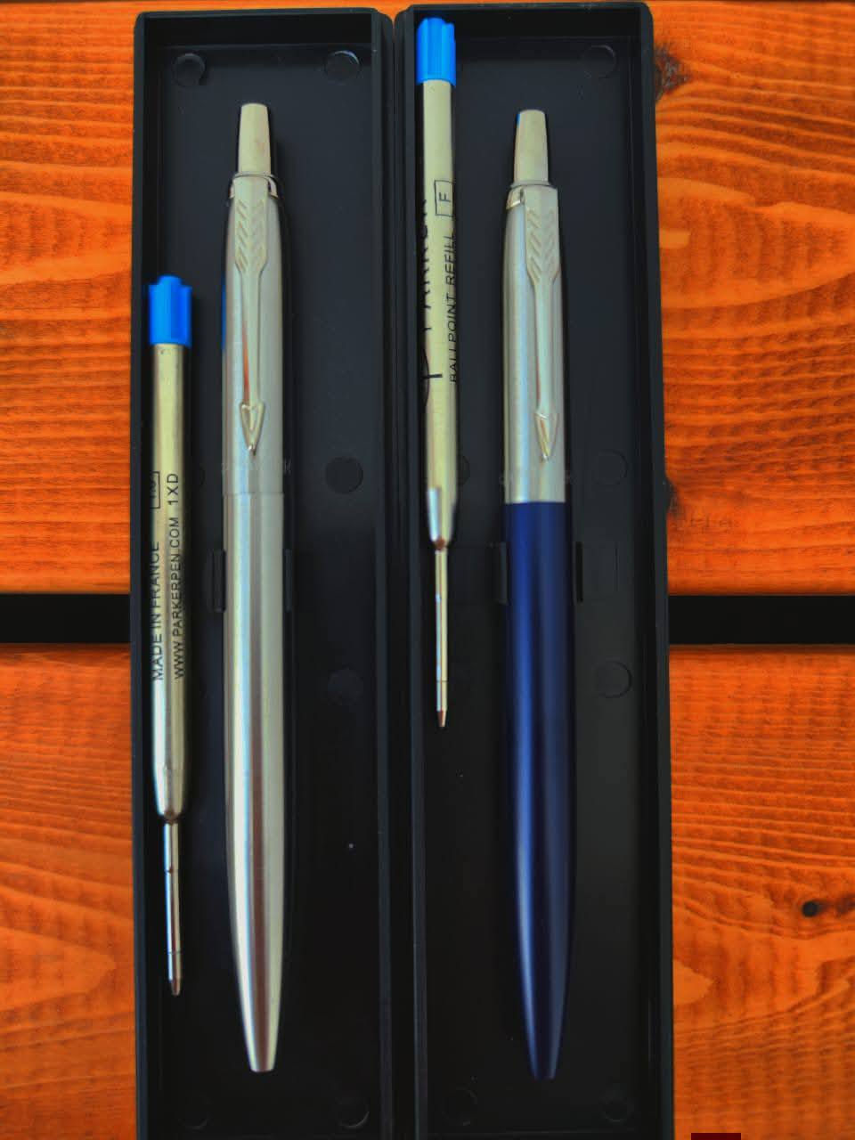 السلام عليكم!

نقدم لكم اقلام جاف باركر الأصلية، غير مستخدمة، بتصميم فاخر ومعدنية بالكامل، وصناعة فرنسية.

# مواصفات القلم:
- الموديل و الصنع: فرنسي 🇫🇷 𝑷𝒂𝒓𝒌𝒆𝒓 𝑱𝒐𝒕𝒕𝒆𝒓 - 𝑭𝒓𝒂𝒏𝒄𝒆 
- الحالة: غير مستخدم
- فترة الصنع : الفينات
- اللب: أزرق حجم 1mm
- البدن: معدن
- الألوان المتاحة: فضي، أسود قاتم، أزرق، أحمر

# عروض خاصة:
1. قلم واحد: 8,000 دينار (بدون توصيل)
2. قلمين: 15,000 دينار (بدون توصيل)
3. ثلاثة اقلام: 20,000 دينار (بدون توصيل)

4. أربعة اقلام: 25,000 دينار (مع التوصيل)
5. عرض الهدايا 10 اقلام :50،000 (مع التوصيل)

ملاحظة : المنتج كما في الصور و بنفس الترتيب علبة بداخلها القلم مع 2 لب اصلي - صناعة القلم و اللب مرفقة صورتها

التوصيل جميع المحافظات 5000 دينار للعروض الثلاثه الاولى

للحجز يرجى مراسلتنا عبر الواتساب او الصفحة
wa.me/9647808448989 
لا تفوت هذه الفرصة لامتلاك قلم فاخر وبأسعار خاصة!


**إذا كنت صاحب هذا الإعلان وتريد حذفه لأي سبب، رجاءا أرسل رسالة إلى الدعم الفني**