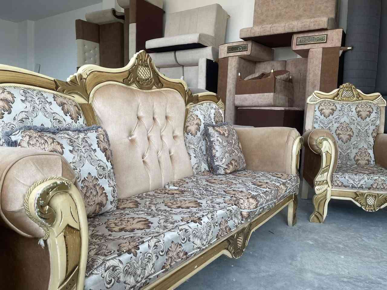 مەلەکی
ئەم تاقمە مەلیکیە بۆ فرۆشتن زۆر پاکو بێ عەیبە 
تابڵێی شتێکی  جوان و نایابە 
ژم***********
