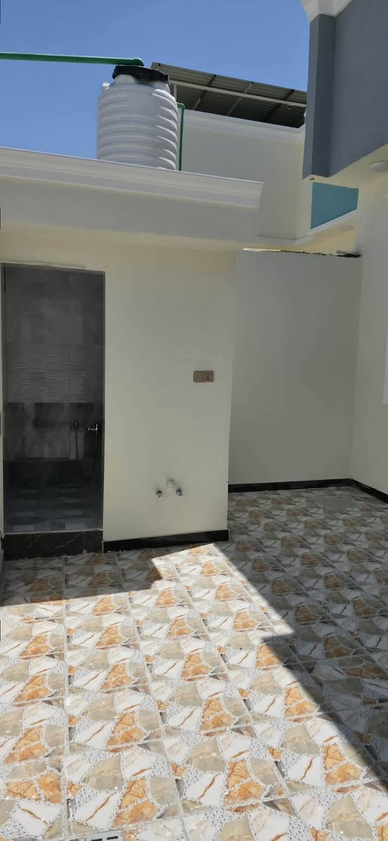 🏡 بيت للبيع – الجزيرة / باب الهوى – شارع 22
فرصة مميزة لامتلاك منزل جاهز للسكن في موقع هادئ ومخدوم.
📐 المساحة: 150 متر مربع.
مواصفات البيت:
✅ غرفتا نوم.
✅ ديوانية.
✅ هول وصالة واسعة.
✅ مطبخ.
✅ صحيات داخلية وخارجية.
✅ كراج للسيارة.
✅ بناء بلوك شغل درجة أولى.
✅ واجهة بديكور حديث.
✅ شبابيك تفصال ذات جودة عالية.
✅ البيت جاهز للسكن بالكامل.
📍 الخدمات:
- شارع بعرض 9 أمتار.
- ماء وكهرباء متوفران.
📄 الملكية:
- الأرض طابو صرف زراعي باسم عراقي.
- وكالة ومكاتبة مع نسخة من الطابو.
💰 السعر: 85 مليون دينار عراقي قابل للتفاوض.
📞 للاستفسار والمعاينة:
*********** شط العرب, البصرة
