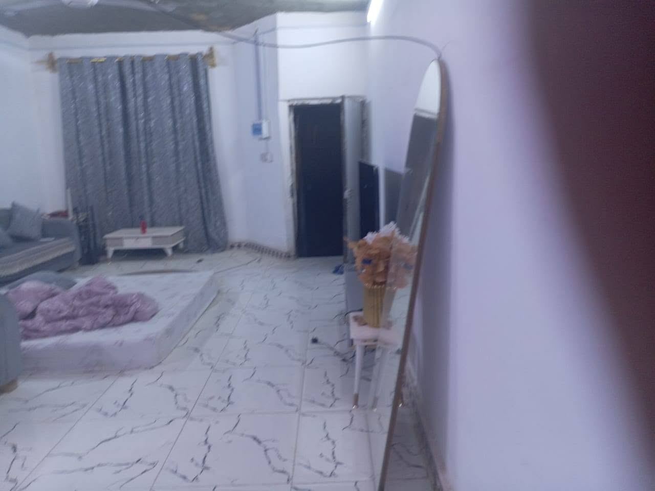 سلام عليكم عندي بيت طابو ملك اصولي بضهر شارع العام يتكون من غرفه نوم كبيره ومطبخ كبير ديوانيه كبيره حمام داخلي وحمام خارجي طارمه كبيره طابق ثاني درج معزول لوحده مأجر حاليا اني راعي البيت مباشره سعره ايجاره 350 للاستفسار الاتصال على الرقم *********** عنوان بصرة حيانيه دور الشرطه البصرة, العراق
